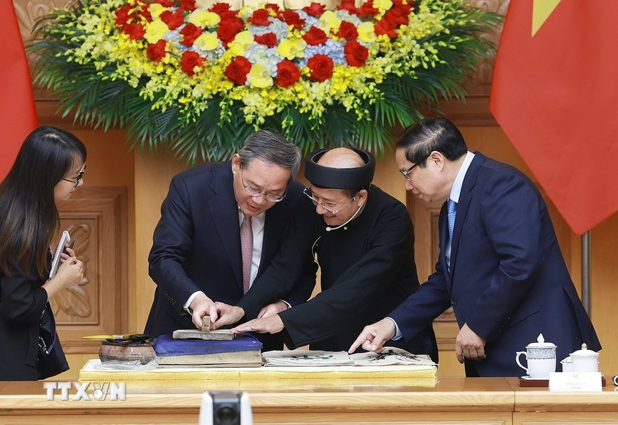 El primer ministro vietnamita, Pham Minh Chinh, y su similar chino, Li Qiang, experimentan la elaboración de una pintura folclórica de Dong Ho. El primer ministro vietnamita, Pham Minh Chinh, y su similar chino, Li Qiang, experimentan la elaboración de una pintura folclórica de Dong Ho.
