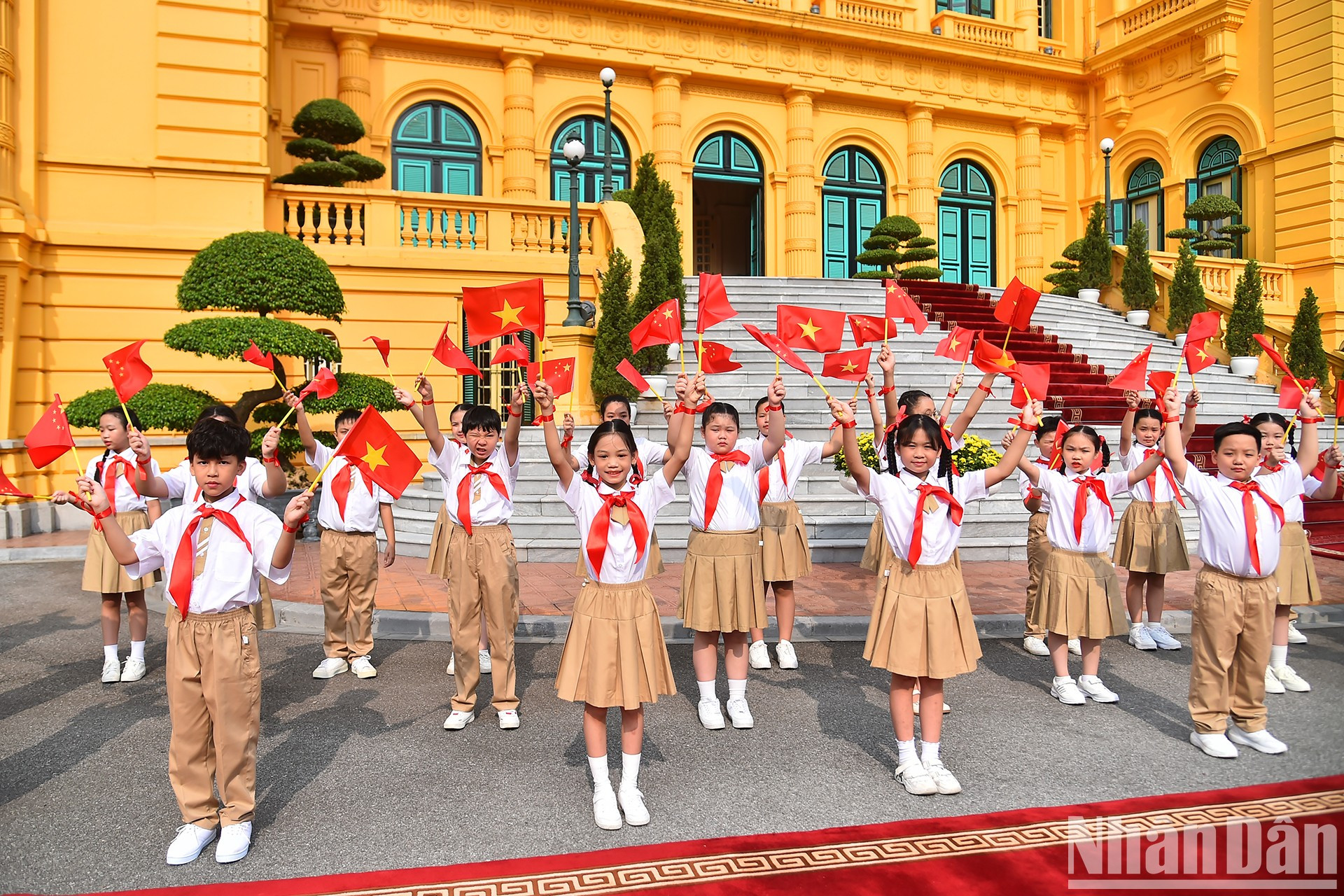 Los niños de Hanói dan la bienvenida al primer ministro chino, Li Qiang, y a la delegación de alto rango que lo acompaña. Los niños de Hanói dan la bienvenida al primer ministro chino, Li Qiang, y a la delegación de alto rango que lo acompaña.