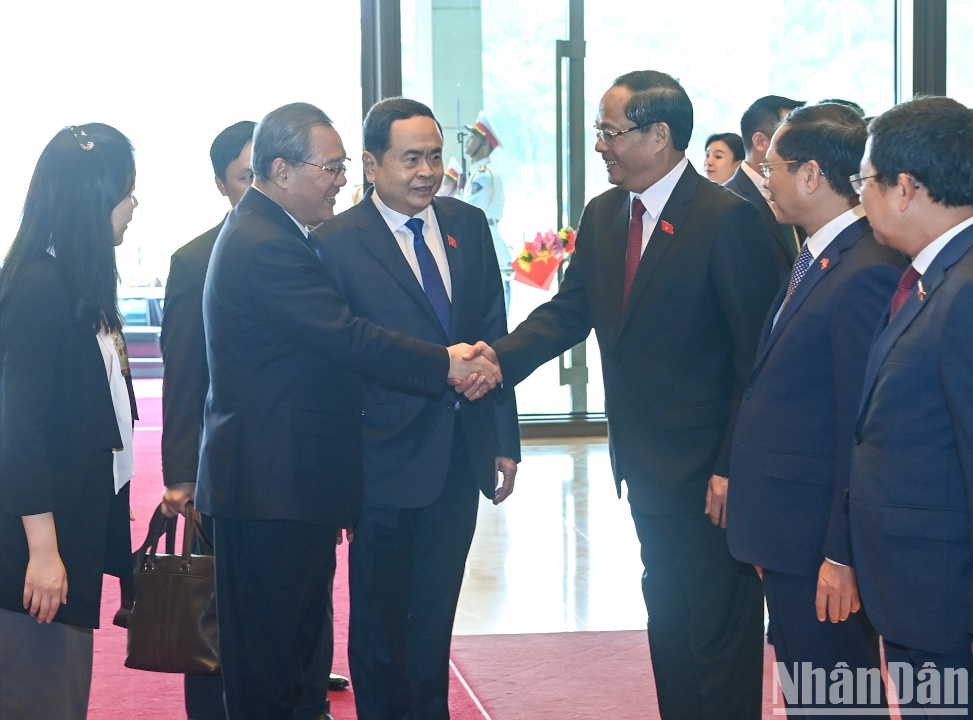 El presidente de la ANV, Tran Thanh Man, presenta a los delegados vietnamitas al primer ministro chino, Li Qiang. El presidente de la ANV, Tran Thanh Man, presenta a los delegados vietnamitas al primer ministro chino, Li Qiang.
