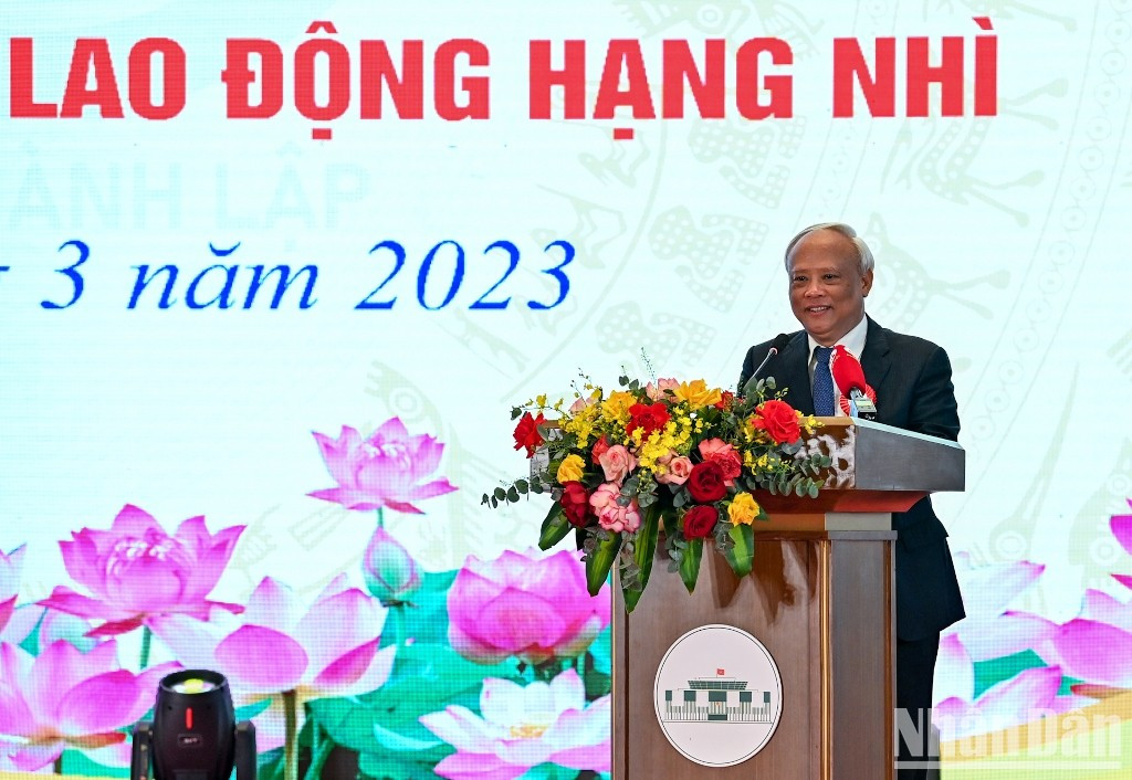 El ex vicepresidente de la AN, Uong Chu Luu, hace uso de la palabra en la ceremonia. El ex vicepresidente de la AN, Uong Chu Luu, hace uso de la palabra en la ceremonia.