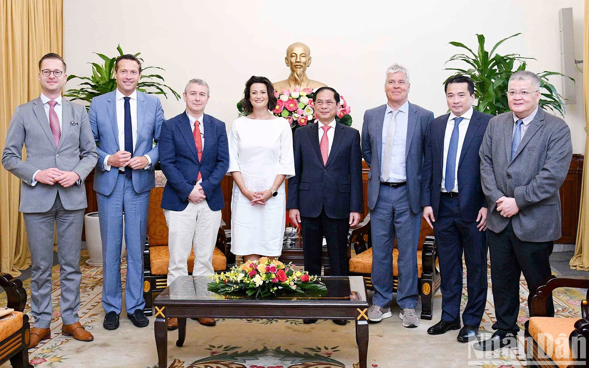 La presidenta del Senado belga, Stephanie D'Hose y el ministro de Relaciones Exteriores de Vietnam, Bui Thanh Son, junto con los delegados en la reunión. La presidenta del Senado belga, Stephanie D'Hose y el ministro de Relaciones Exteriores de Vietnam, Bui Thanh Son, junto con los delegados en la reunión.