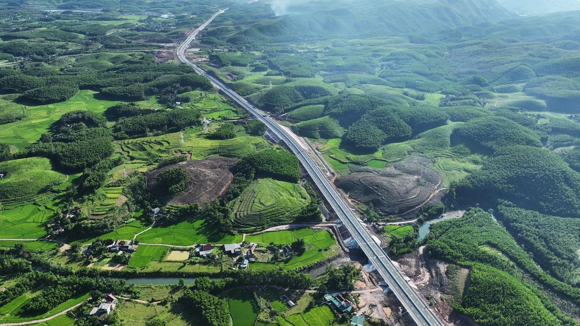 Se trata de la única carretera del país que conecta tres aeropuertos internacionales (Noi Bai, Cat Bi y Van Don), tres zonas económicas y una puerta fronteriza internacional. Se trata de la única carretera del país que conecta tres aeropuertos internacionales (Noi Bai, Cat Bi y Van Don), tres zonas económicas y una puerta fronteriza internacional.