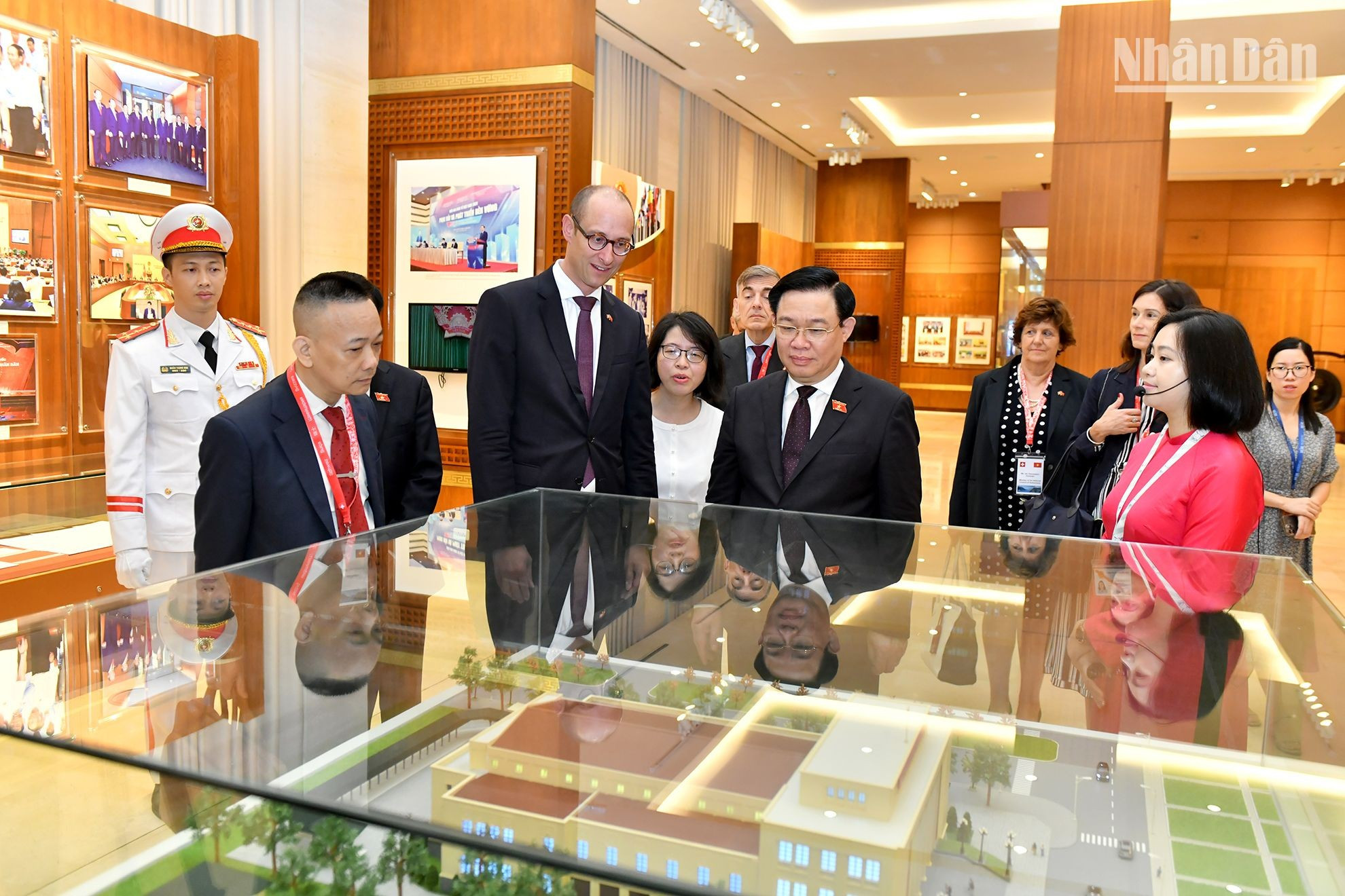 Los delegados suizos visitan la Casa tradicional de la Asamblea Nacional de Vietnam. Los delegados suizos visitan la Casa tradicional de la Asamblea Nacional de Vietnam.