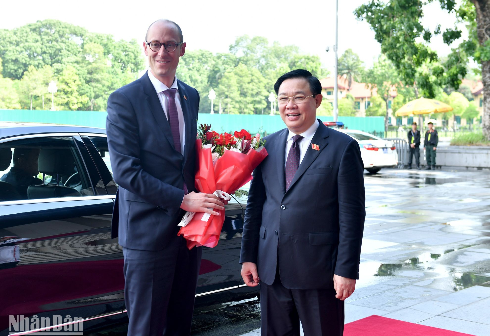 El presidente de la AN, Vuong Dinh Hue, saluda al presidente del Consejo Nacional de Suiza, Martin Candinas. El presidente de la AN, Vuong Dinh Hue, saluda al presidente del Consejo Nacional de Suiza, Martin Candinas.