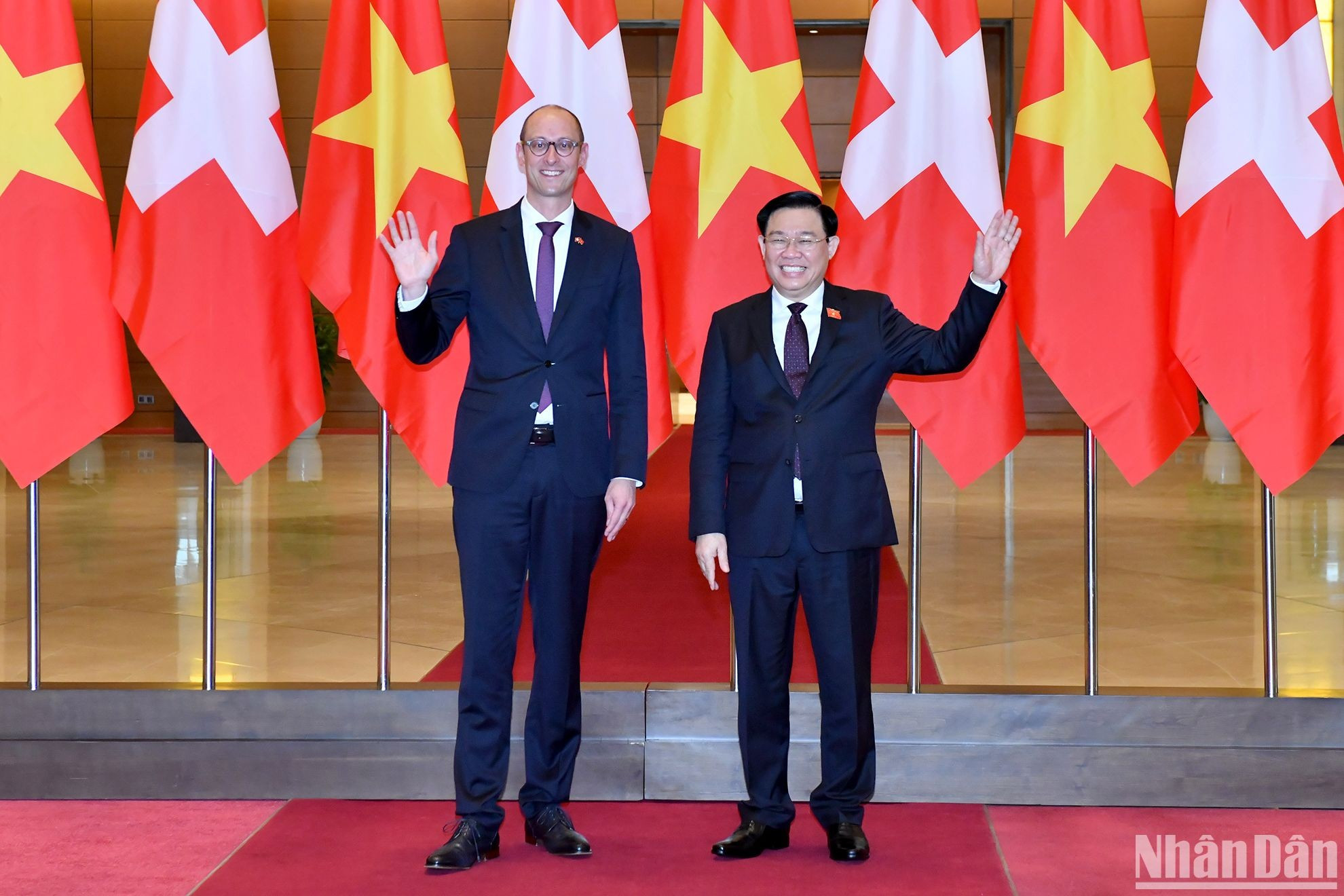 Dinh Hue y Martin Candinas se toman foto de recuerdo en la ceremonia de bienvenida. Dinh Hue y Martin Candinas se toman foto de recuerdo en la ceremonia de bienvenida.