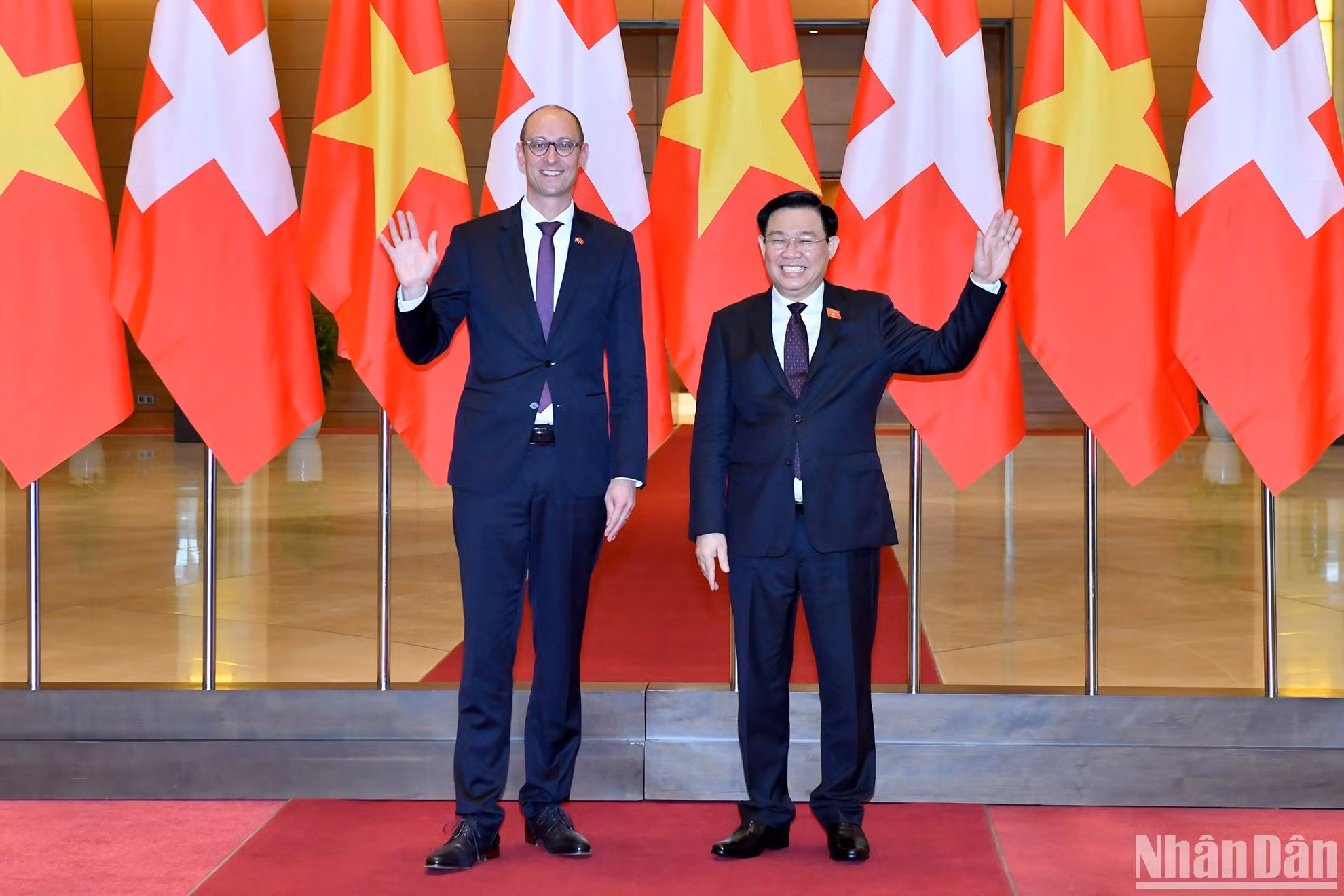Dinh Hue y Martin Candinas se toman foto de recuerdo en la ceremonia de bienvenida.