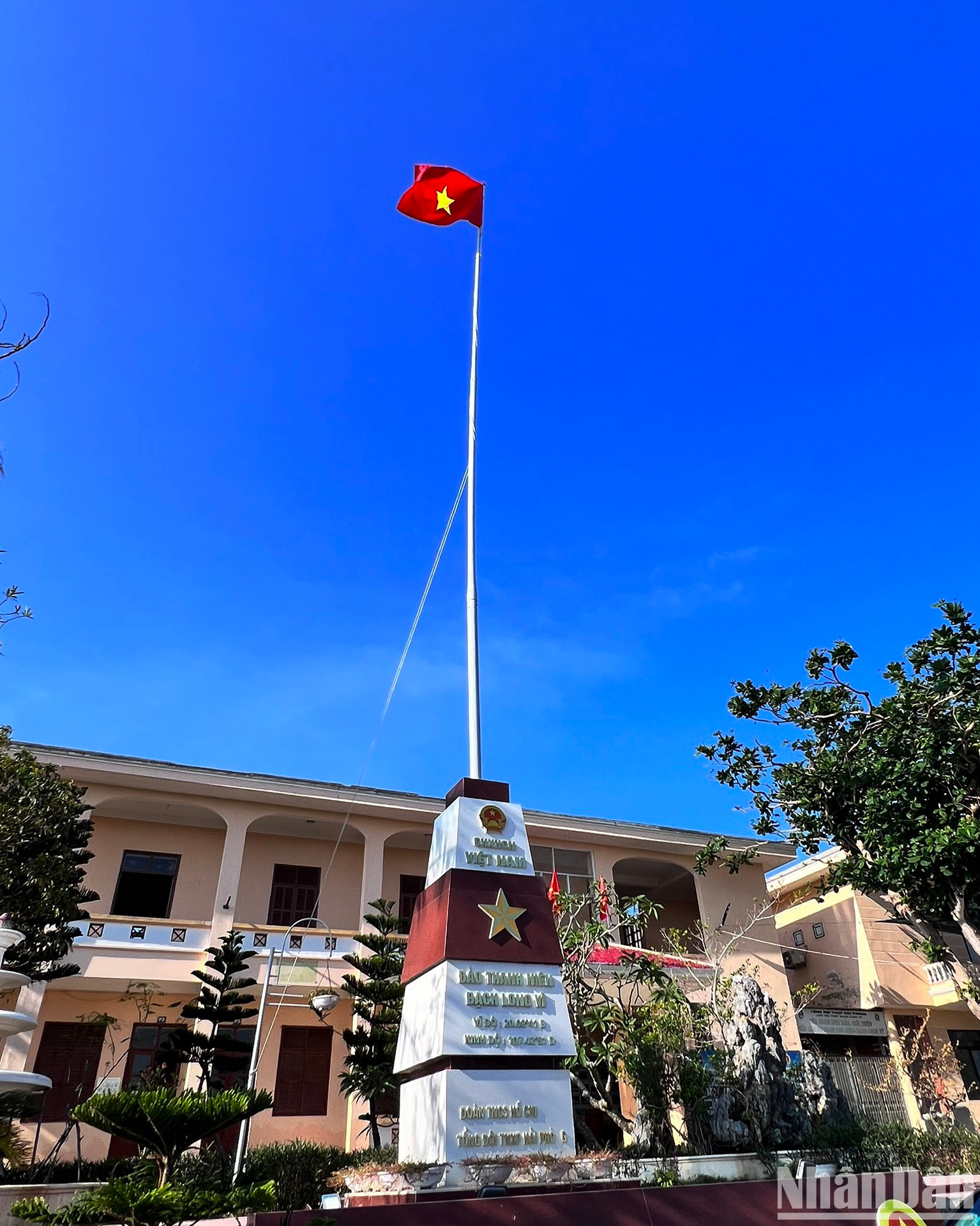 La bandera nacional ondea en la isla de Bach Long Vi. La bandera nacional ondea en la isla de Bach Long Vi.