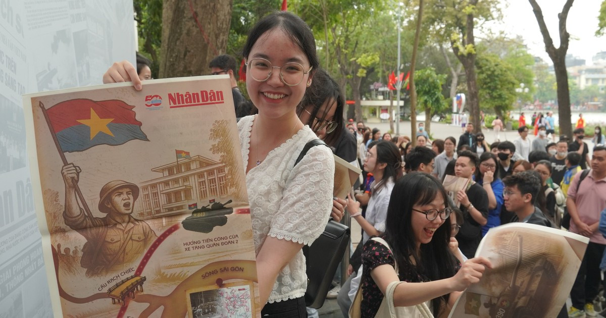 [Foto] Lectores felices de recibir publicación informativa especial de Nhan Dan 