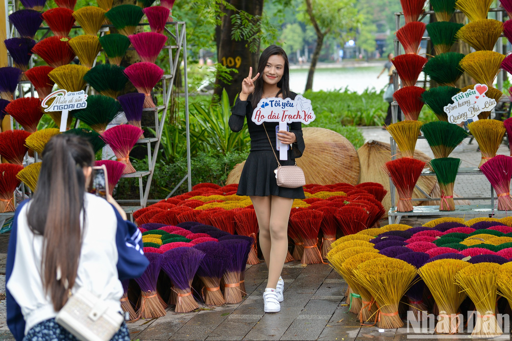 El puesto que presenta té de loto de marca Hien Xiem del distrito de Tay Ho está bellamente decorado.