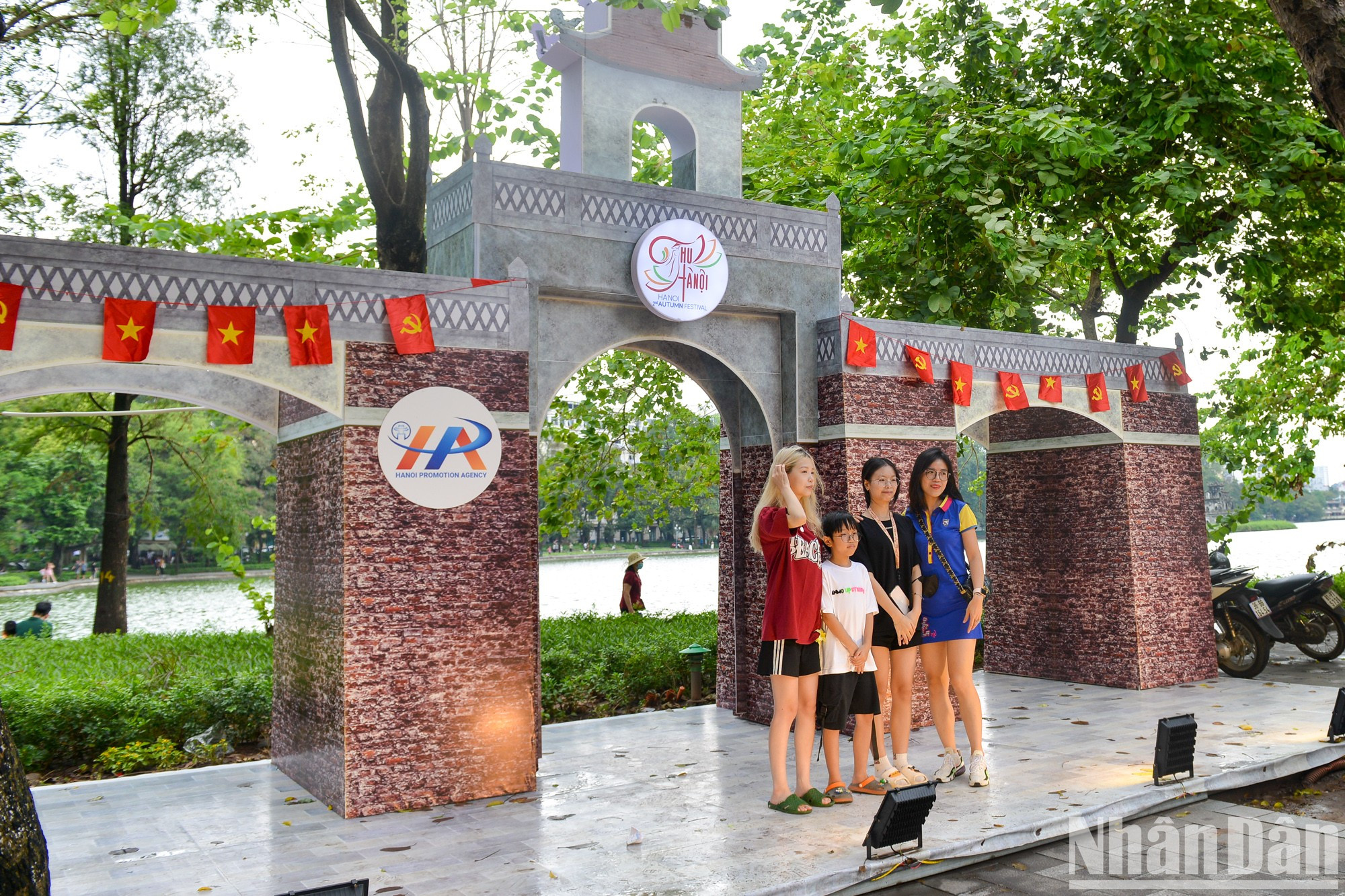 Escena en miniatura de O Quan Chuong (Puerta Quan Chuong).