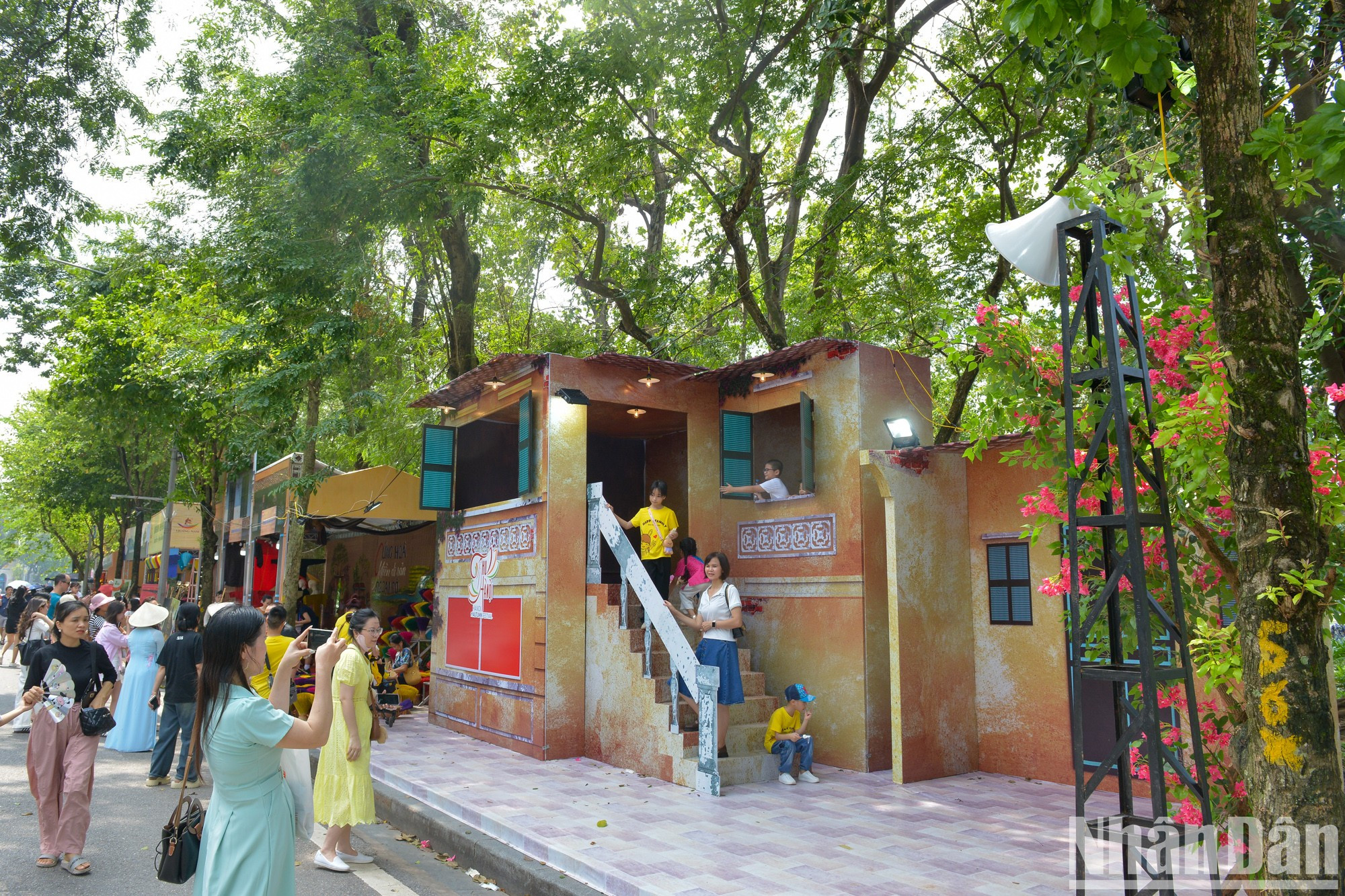 La escena en miniatura del jardín Au Tri en el Palacio de los Niños de Hanói atrae a numerosos turistas para visitarla y tomar fotografías.