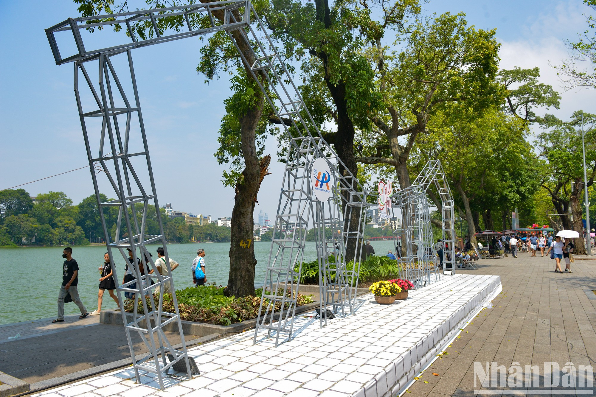 Escena en miniatura que simula el destino turístico del Puente Long Bien, símbolo de Hanói.