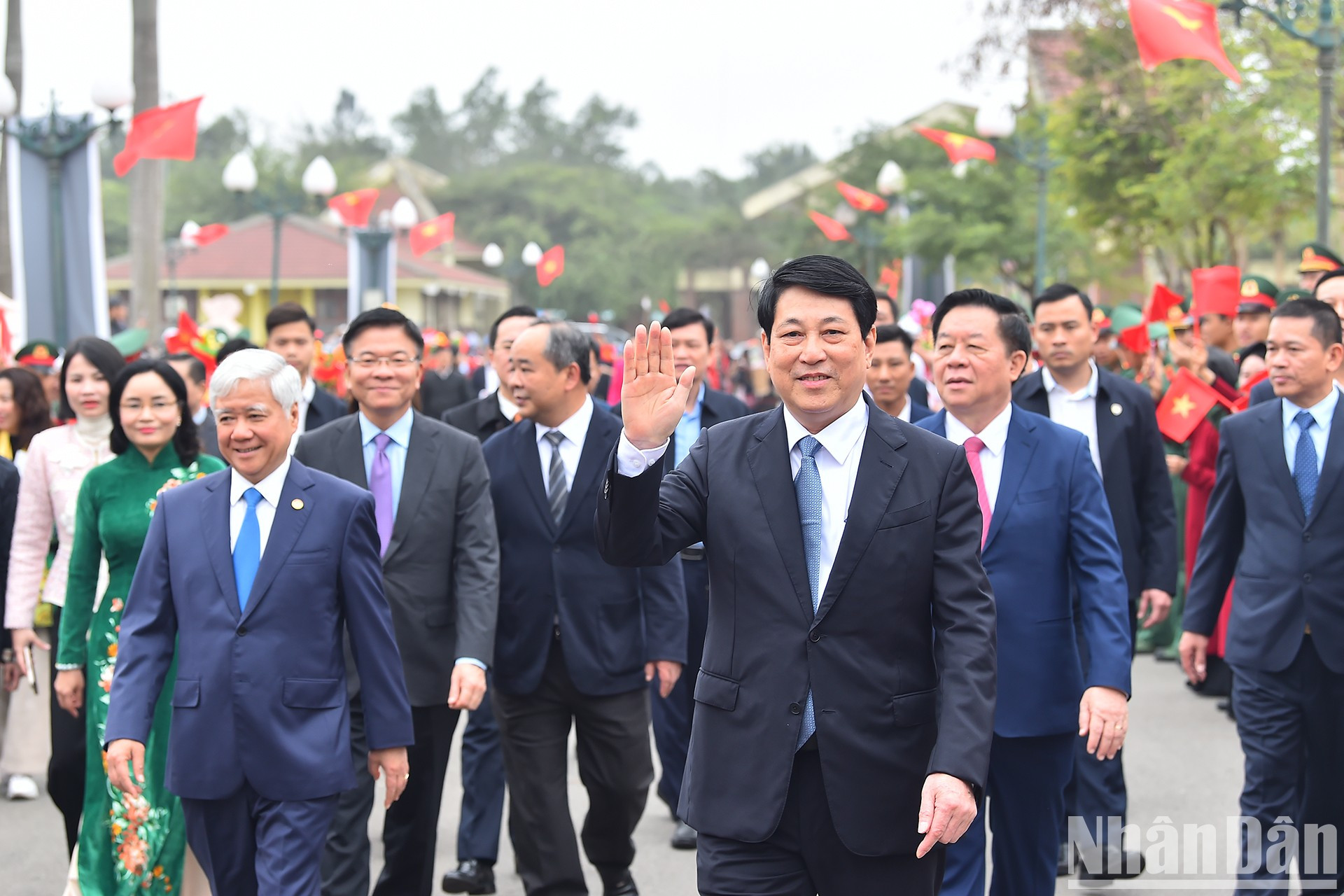 El presidente Luong Cuong y otros líderes del Partido y del Estado en el evento.