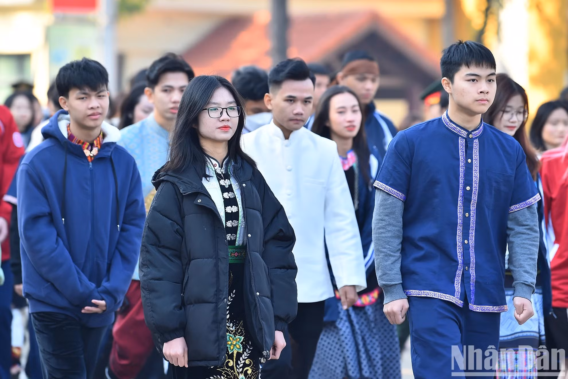 Los delegados rinden homenaje al Presidente Ho Chi Minh.