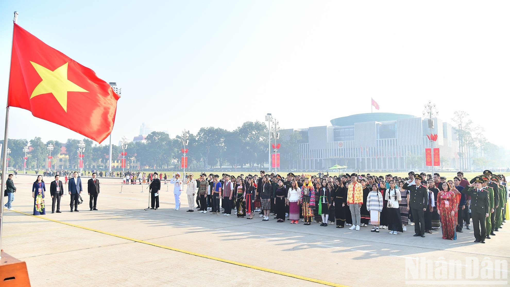 Jóvenes destacados de minorías étnicas rinden homenaje al Presidente Ho Chi Minh