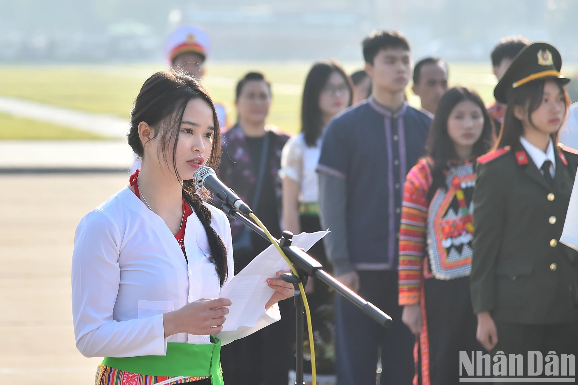 Nguyen Thi Phuong Thao, de la etnia Muong, informa al tío Ho de las excelentes labores realizadas por los miembros de la delegación.