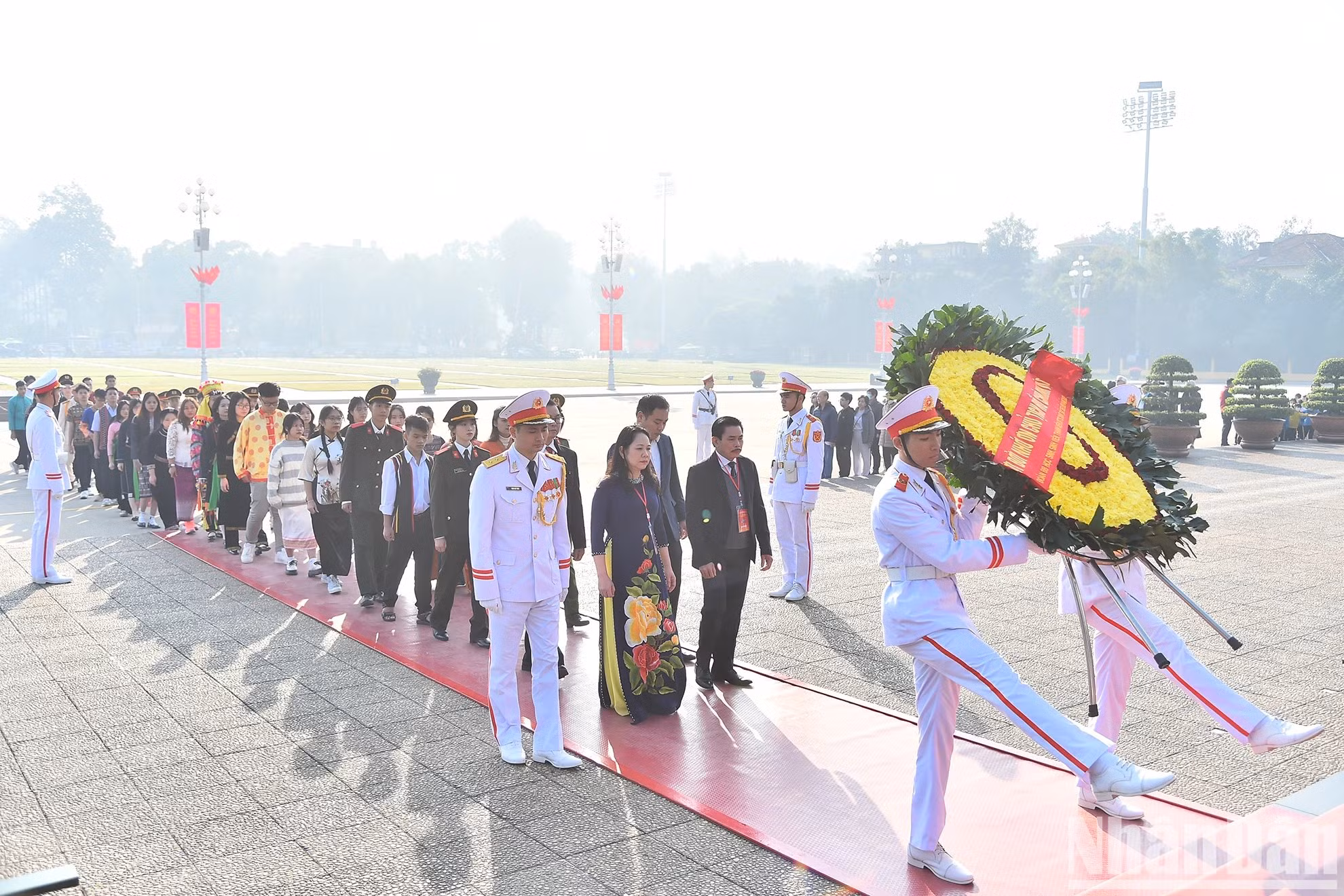 La ofrenda floral de la comitiva lleva la frase “Eterna gratitud al gran Presidente Ho Chi Minh”.