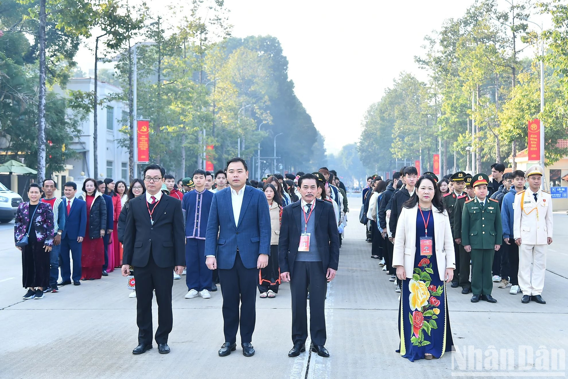 Asisten a la ceremonia la viceministra y subjefa del Comité de Asuntos Étnicos del Gobierno, Nong Thi Ha, y el redactor en jefe del periódico Etnias y Desarrollo, Le Cong Binh.