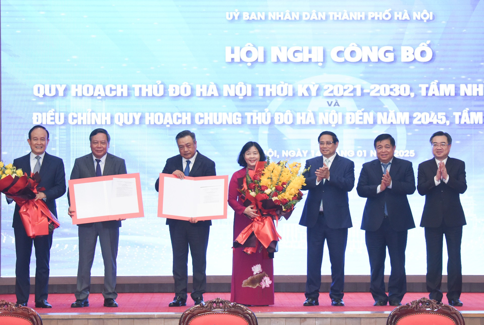 El primer ministro Pham Minh Chinh entrega la decisión de anunciar la Planificación de Hanói para el período 2021-2030, con visión hasta 2050 y ajustar el plan maestro de la capital hasta 2045, con visión a 2065 El primer ministro Pham Minh Chinh entrega la decisión de anunciar la Planificación de Hanói para el período 2021-2030, con visión hasta 2050 y ajustar el plan maestro de la capital hasta 2045, con visión a 2065