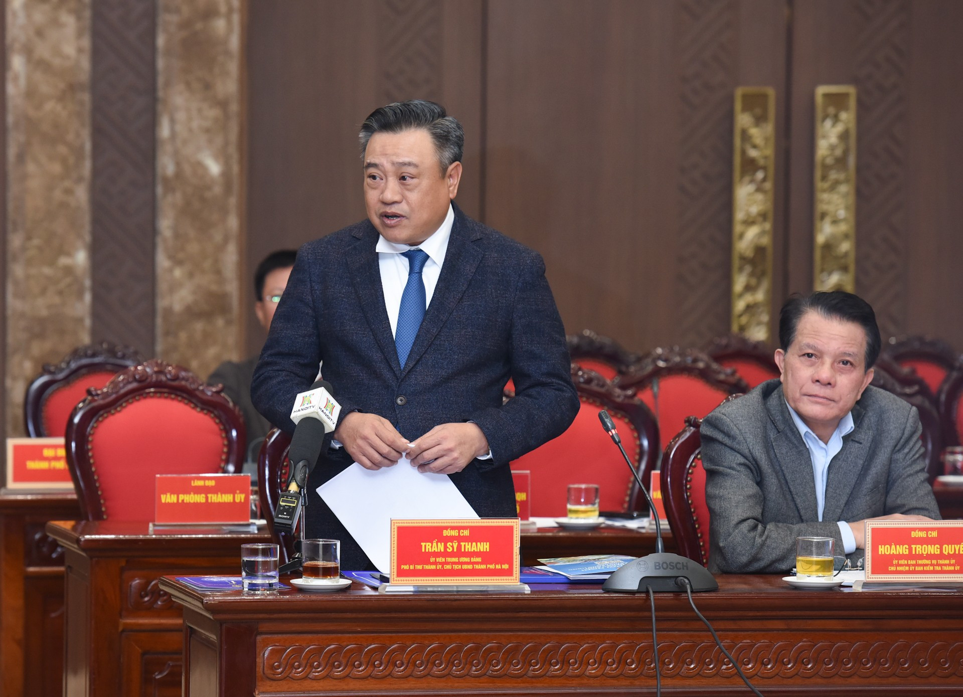 El presidente del Comité Popular de Hanói, Tran Sy Thanh, hace uso de la palabra en la reunión. El presidente del Comité Popular de Hanói, Tran Sy Thanh, hace uso de la palabra en la reunión.