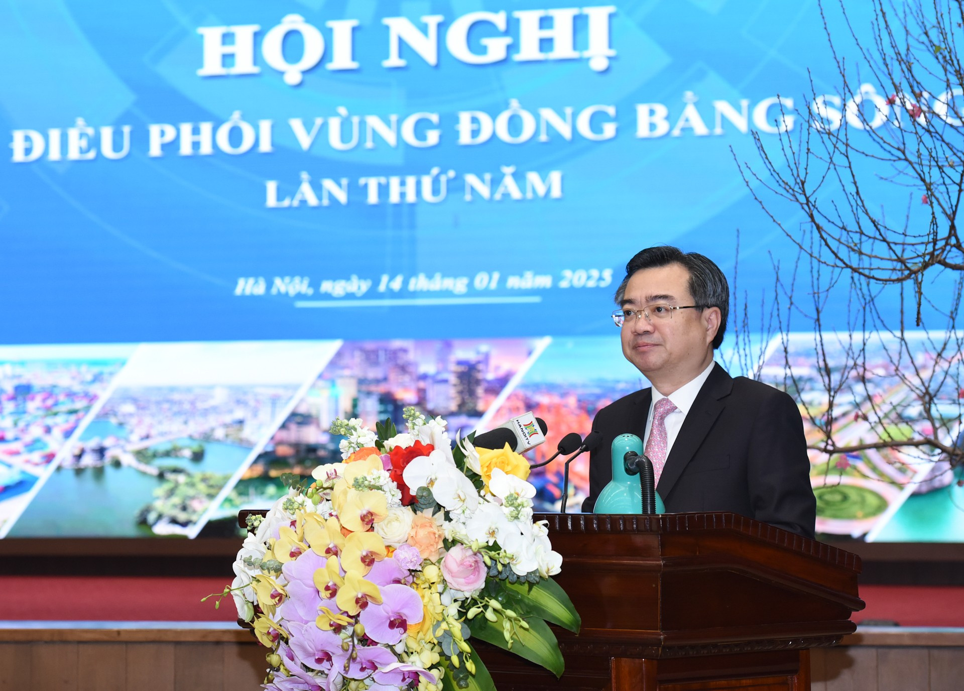 El ministro de Construcción, Nguyen Thanh Nghi, interviene en la conferencia. El ministro de Construcción, Nguyen Thanh Nghi, interviene en la conferencia.