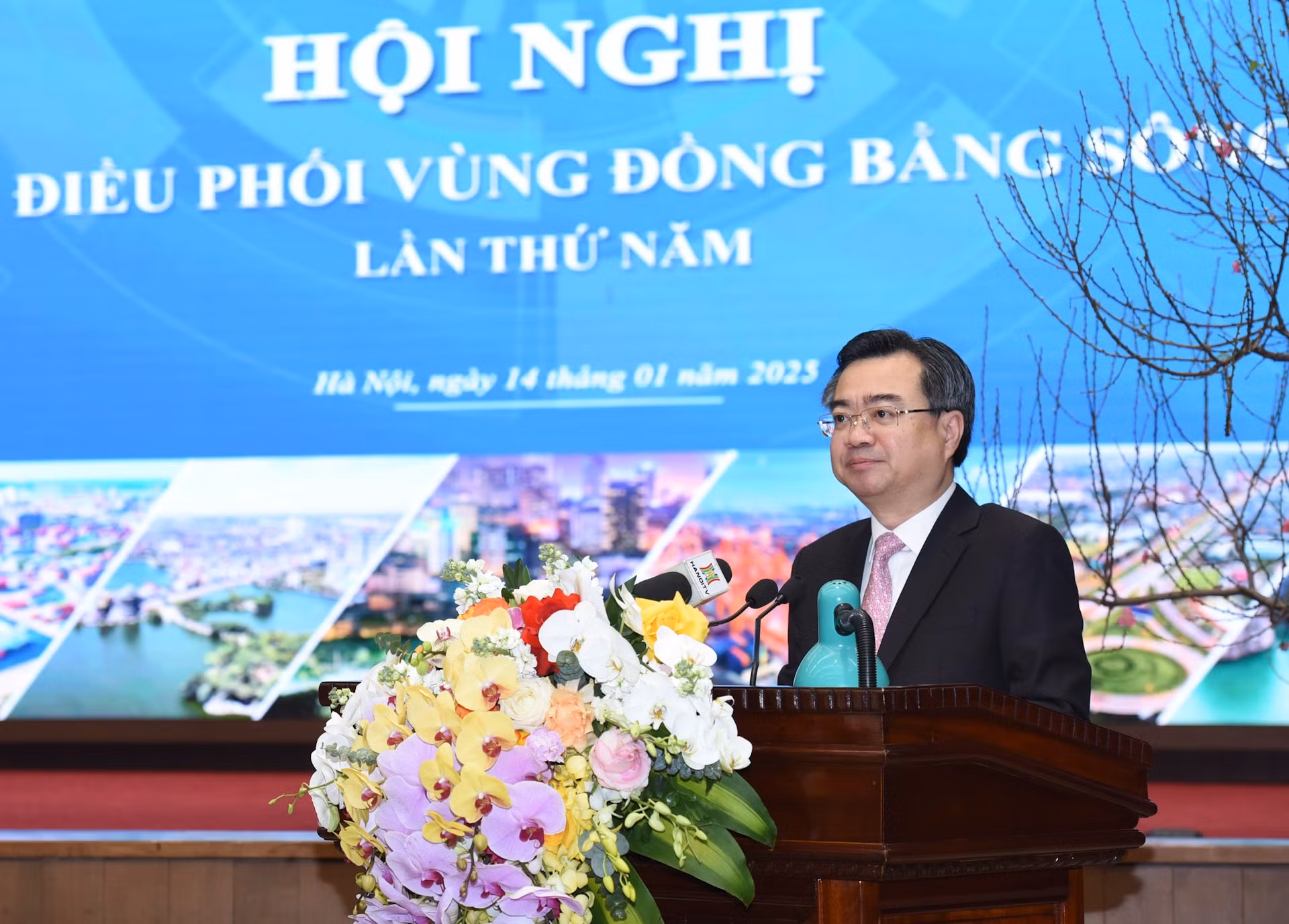 El ministro de Construcción, Nguyen Thanh Nghi, interviene en la conferencia.