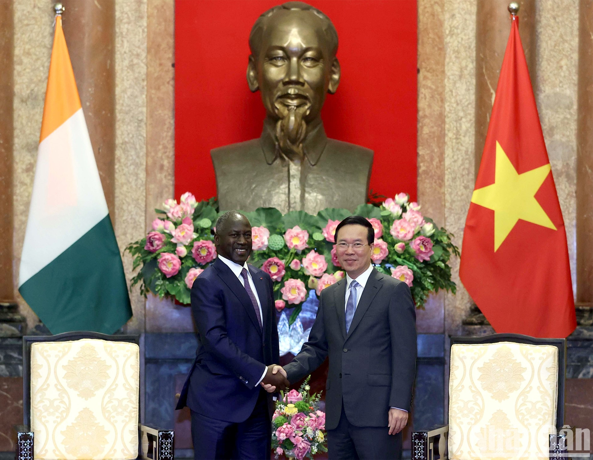 El presidente vietnamita Vo Van Thuong recibe al titular del Parlamento de Costa de Marfil, Adama Bictogo.