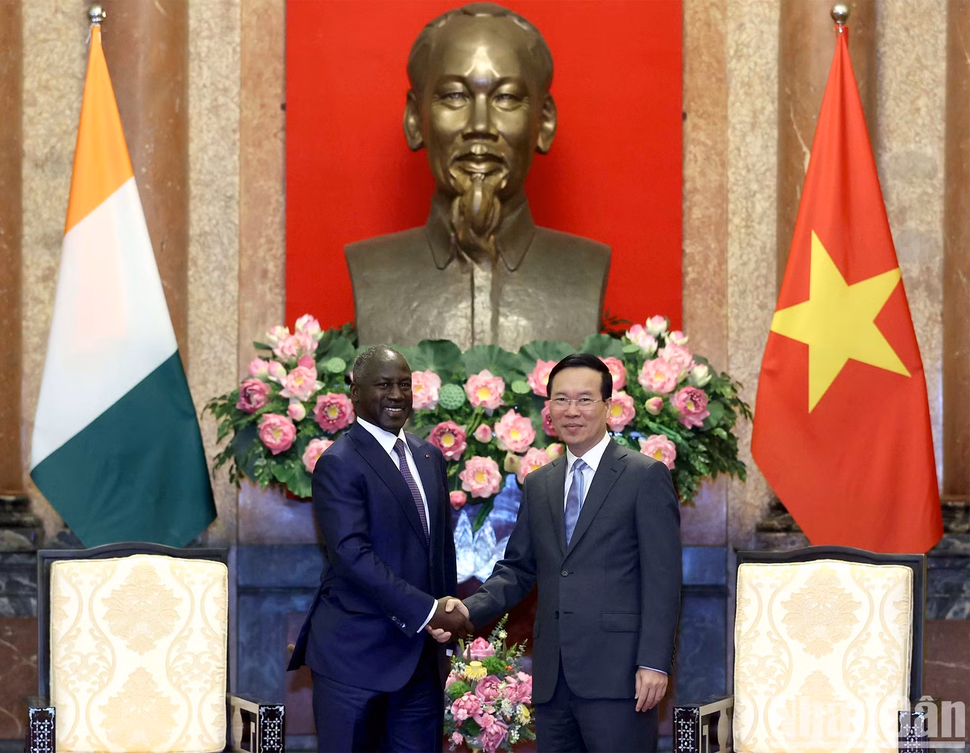 El presidente vietnamita Vo Van Thuong recibe al titular del Parlamento de Costa de Marfil, Adama Bictogo.