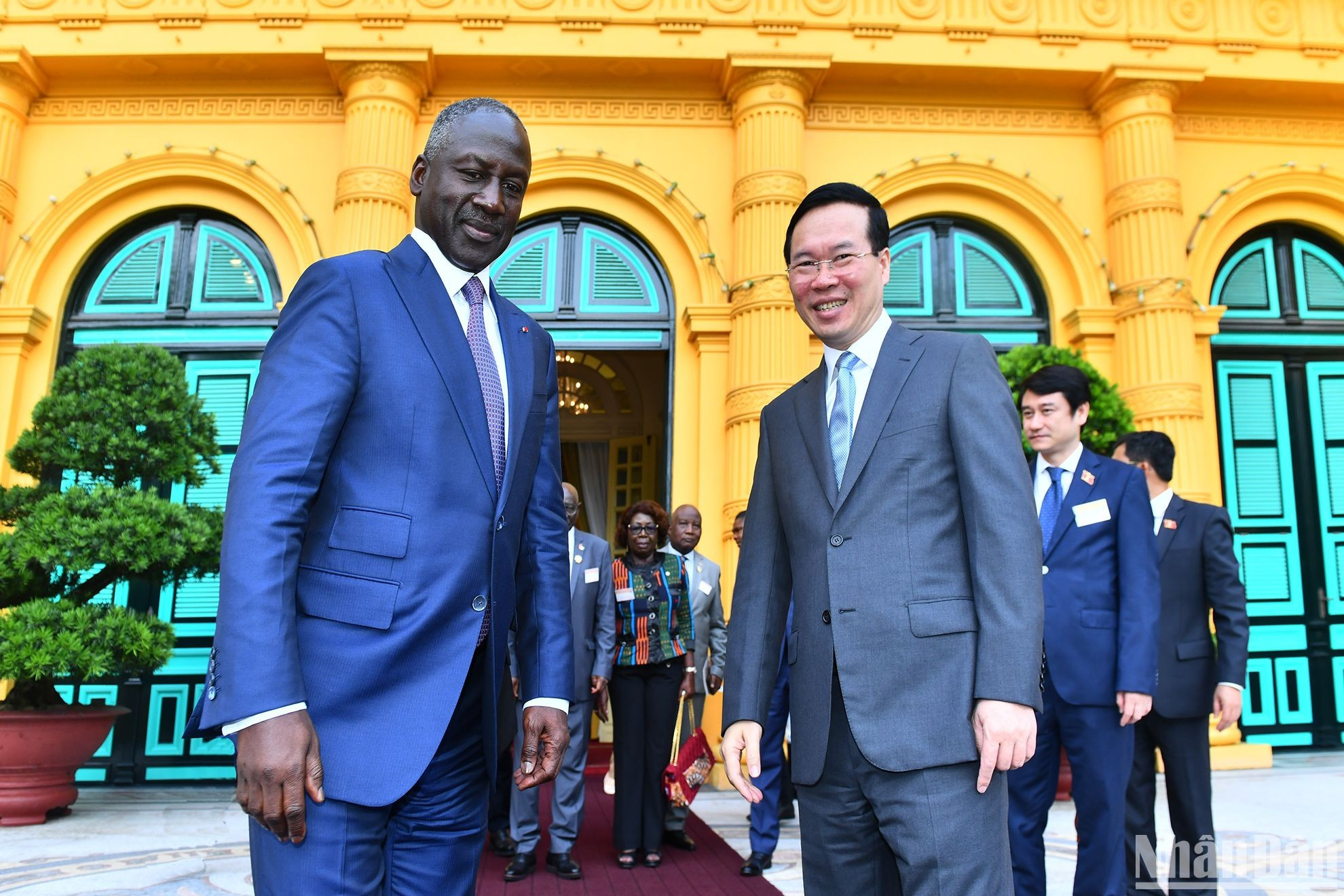 El presidente vietnamita Vo Van Thuong y el titular Parlamento de Costa de Marfil, Adama Bictogo, en el encuentro.