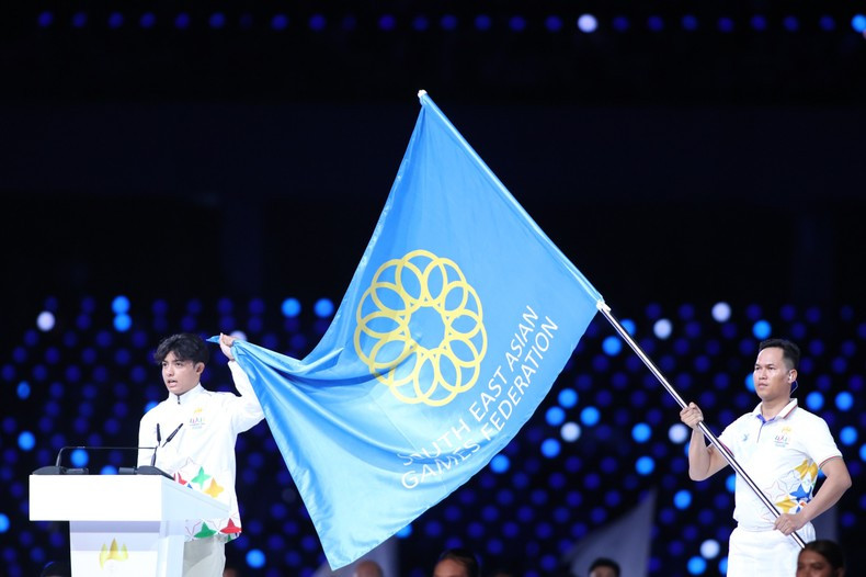 El representante de los atletas y los árbitros lee el juramento. El representante de los atletas y los árbitros lee el juramento.