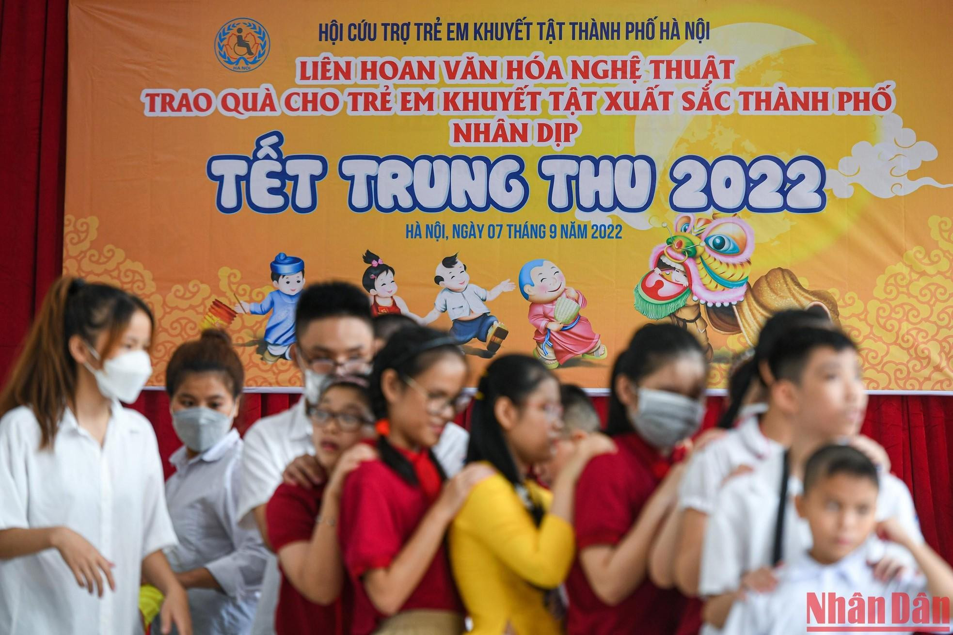 La Fiesta del Medio Otoño es una ocasión para fortalecer la unidad y el apoyo mutuo entre los alumnos discapacitados de la capital. La Fiesta del Medio Otoño es una ocasión para fortalecer la unidad y el apoyo mutuo entre los alumnos discapacitados de la capital.