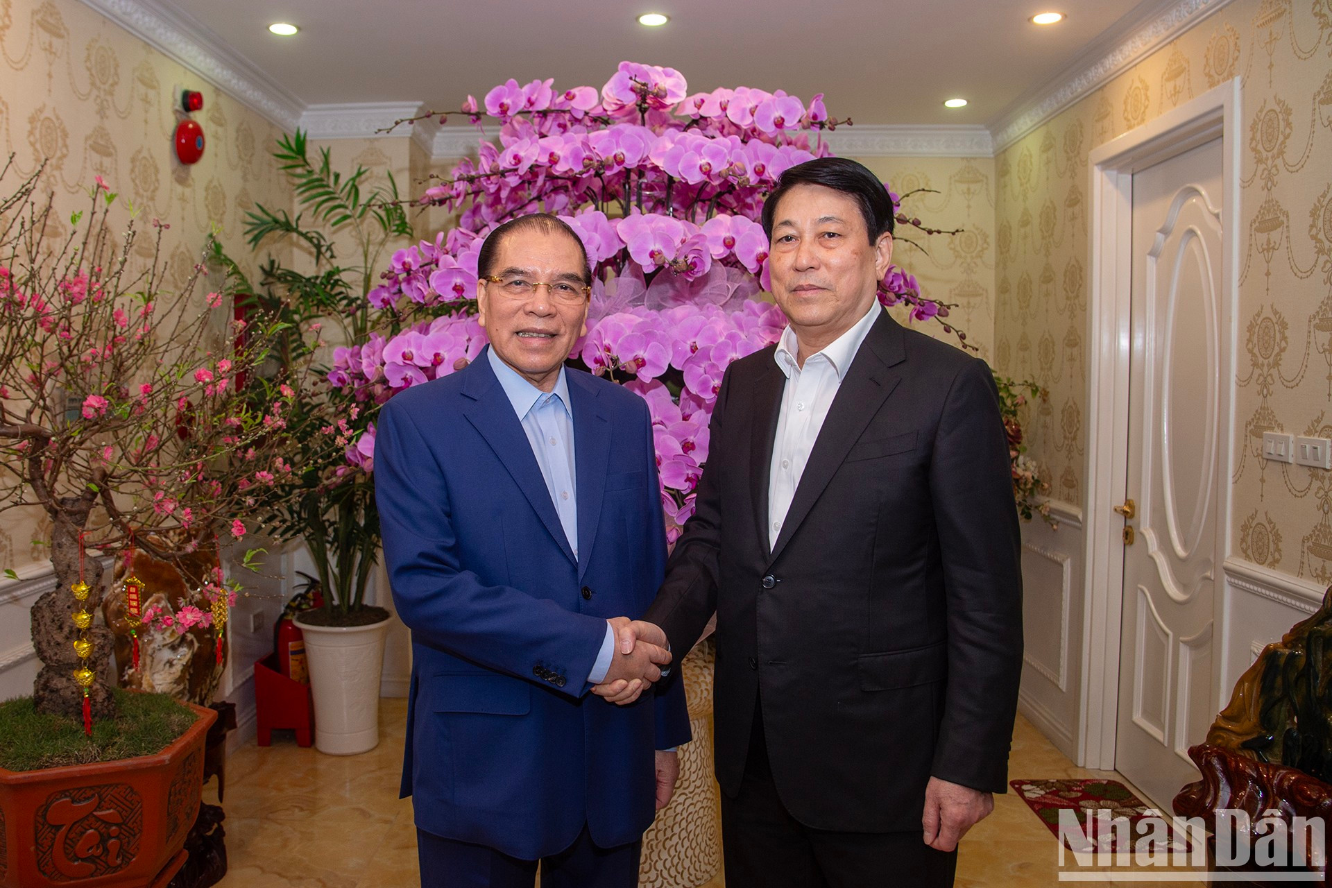 El presidente Luong Cuong visita y le desea un Feliz Año Nuevo al ex secretario general del PCV, Nong Duc Manh. El presidente Luong Cuong visita y le desea un Feliz Año Nuevo al ex secretario general del PCV, Nong Duc Manh.