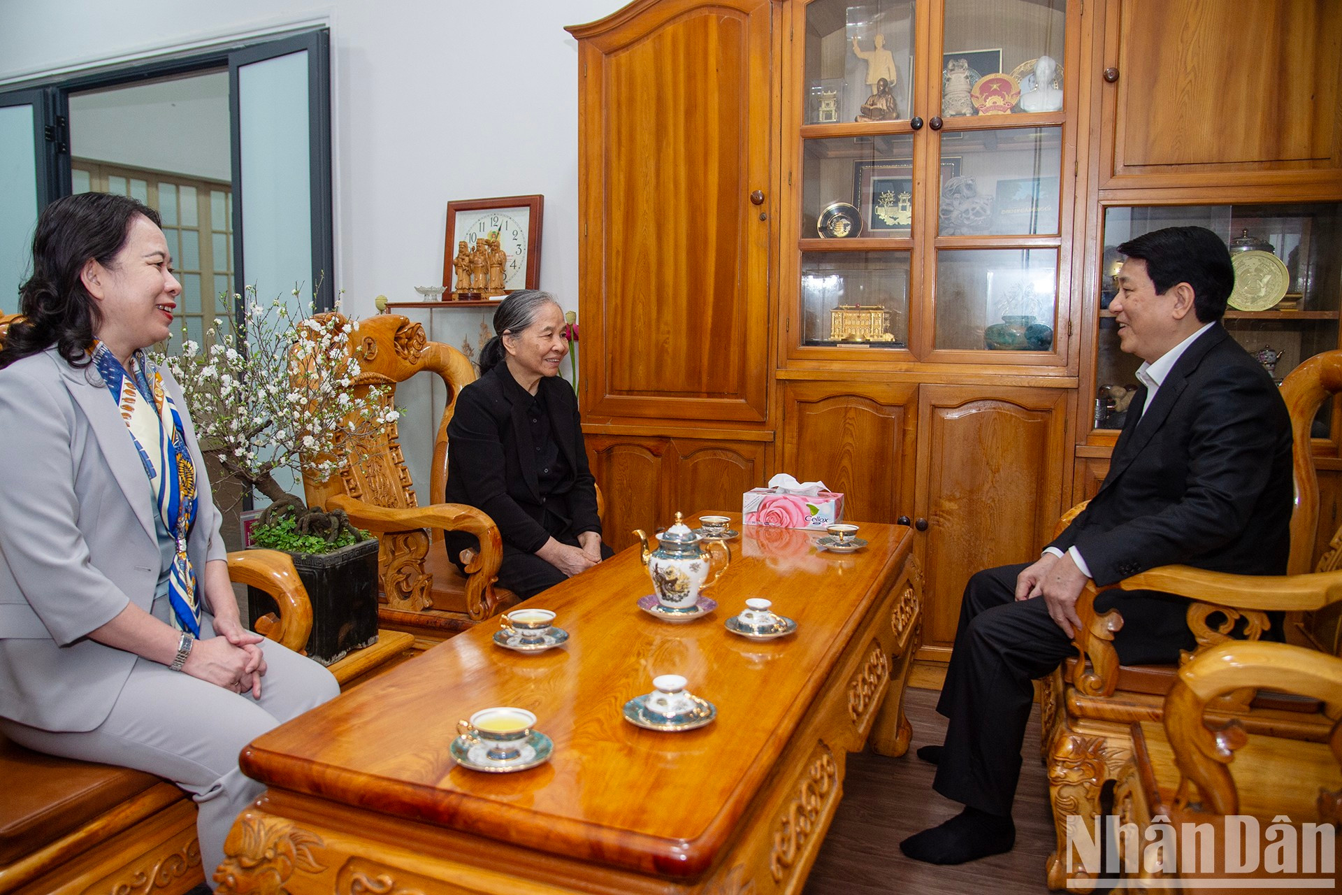 El presidente Luong Cuong y la vicepresidenta Vo Thi Anh Xuan visitan a la señora Ngo Thi Man, esposa del difunto secretario general del PCV, Nguyen Phu Trong. El presidente Luong Cuong y la vicepresidenta Vo Thi Anh Xuan visitan a la señora Ngo Thi Man, esposa del difunto secretario general del PCV, Nguyen Phu Trong.