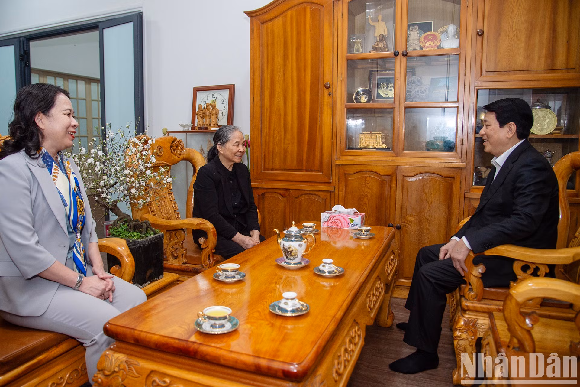 El presidente Luong Cuong y la vicepresidenta Vo Thi Anh Xuan visitan a la señora Ngo Thi Man, esposa del difunto secretario general del PCV, Nguyen Phu Trong.
