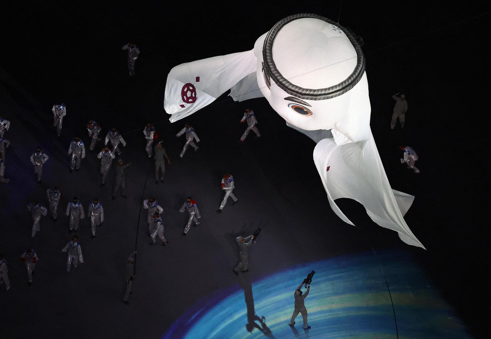 La mascota de La'eeb aparece en la ceremonia inaugural. (Foto: Reuters)