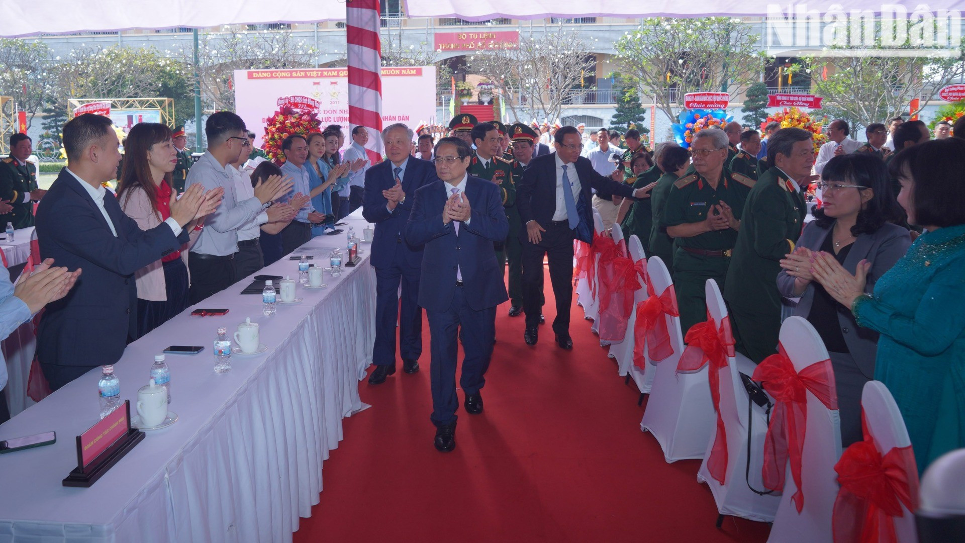 El primer ministro Pham Minh Chinh saluda a los delegados.
