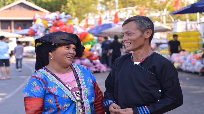 Las personas mayores también se unen a la multitud que sale a las calles para celebrar el Día de la Independencia.