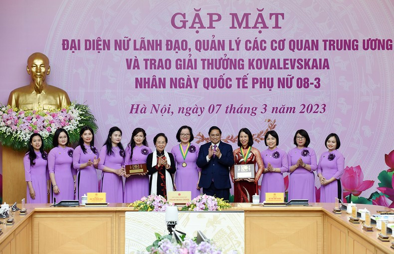 El primer ministro Pham Minh Chinh y la ex vicepresidenta del pais, Nguyen Thi Doan, quien es presidenta del Comité de Premios Kovalevskaia otorgan la distinción a las ganadoras. El primer ministro Pham Minh Chinh y la ex vicepresidenta del pais, Nguyen Thi Doan, quien es presidenta del Comité de Premios Kovalevskaia otorgan la distinción a las ganadoras.