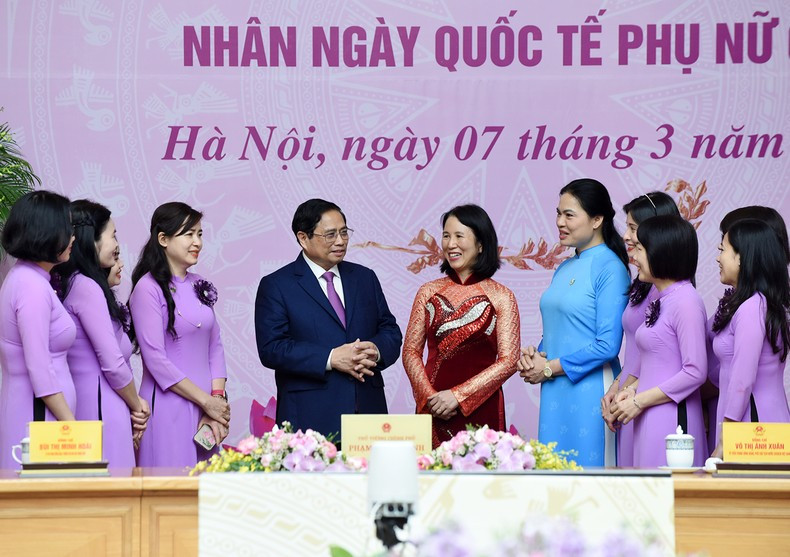 El primer ministro Pham Minh Chinh y las delegadas. El primer ministro Pham Minh Chinh y las delegadas.