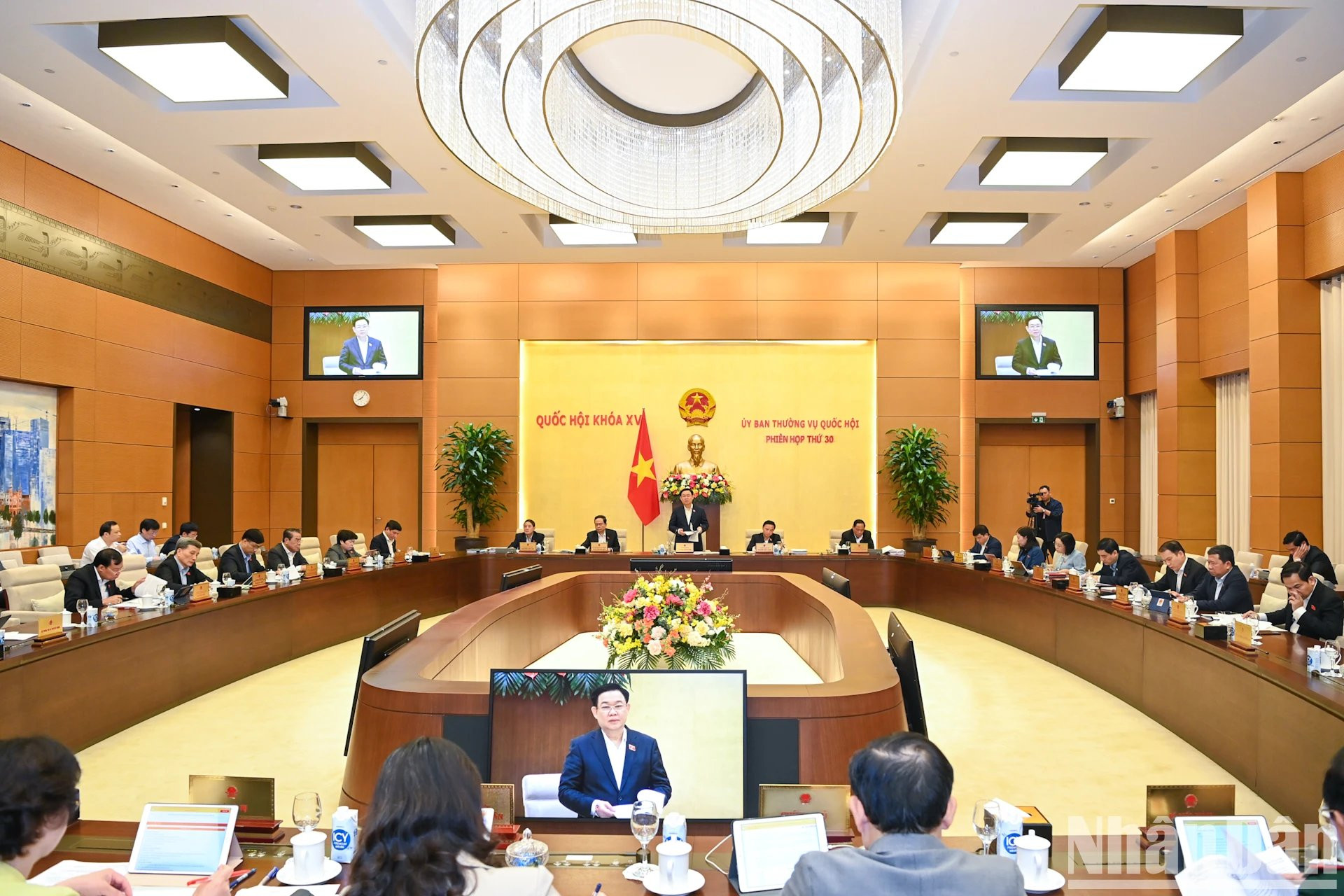 Escena de la reunión. Escena de la reunión.