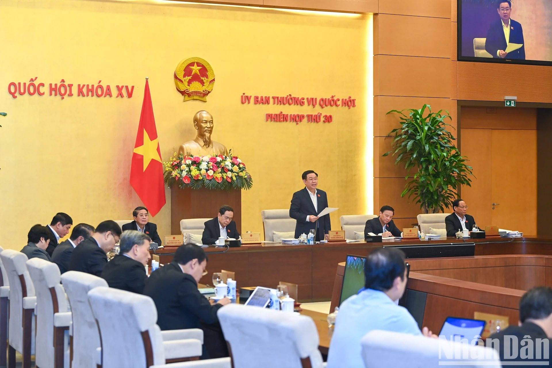 El presidente de la Asamblea Nacional, Vuong Dinh Hue, pronuncia el discurso de apertura. El presidente de la Asamblea Nacional, Vuong Dinh Hue, pronuncia el discurso de apertura.