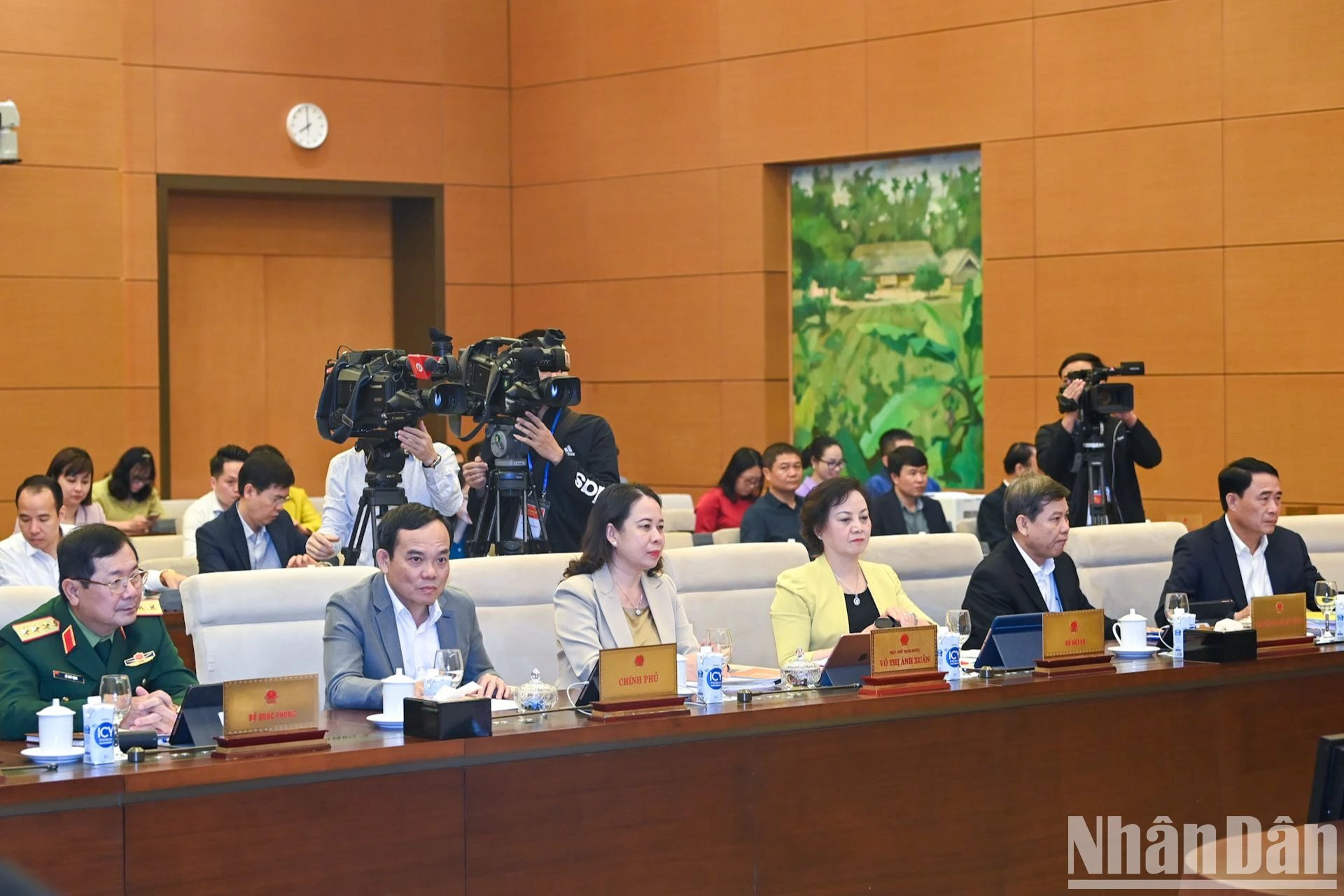 La vicepresidenta Vo Thi Anh Xuan, el viceprimer ministro Tran Luu Quang y los delegados en la reunión. La vicepresidenta Vo Thi Anh Xuan, el viceprimer ministro Tran Luu Quang y los delegados en la reunión.