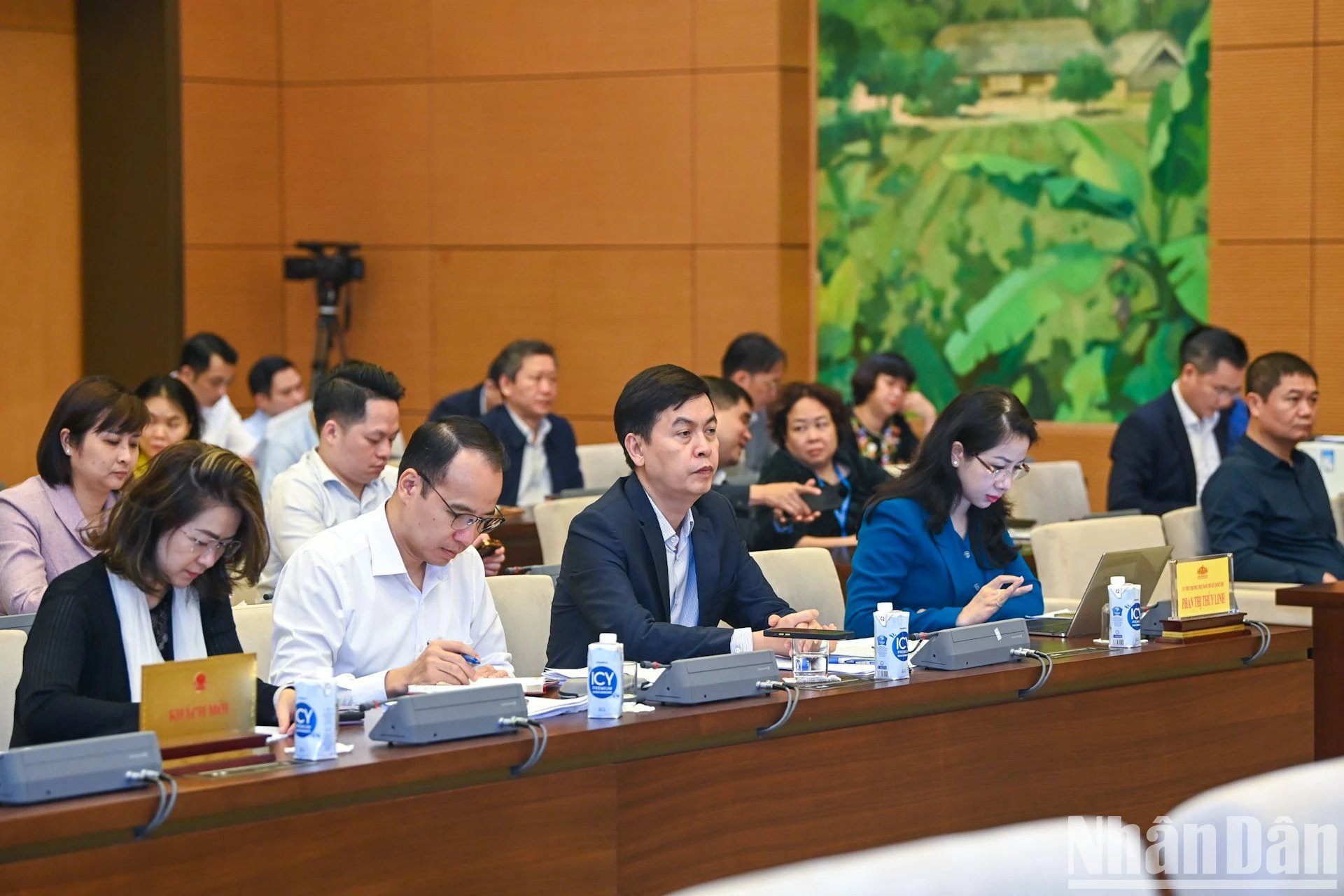Los delegados en la reunión. Los delegados en la reunión.