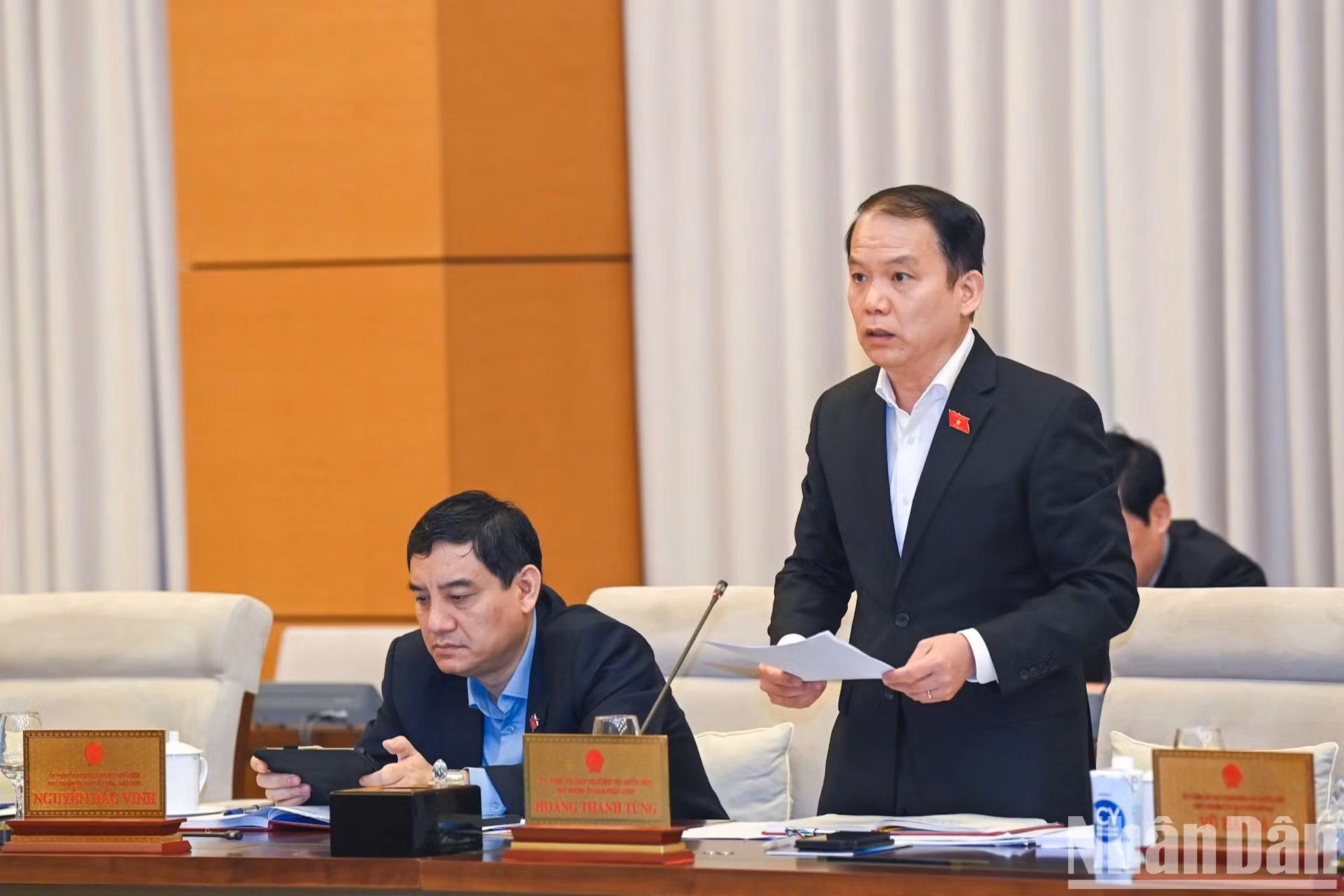 El presidente del Comité Jurídico del Parlamento, Hoang Thanh Tung, presenta su informe en la reunión.