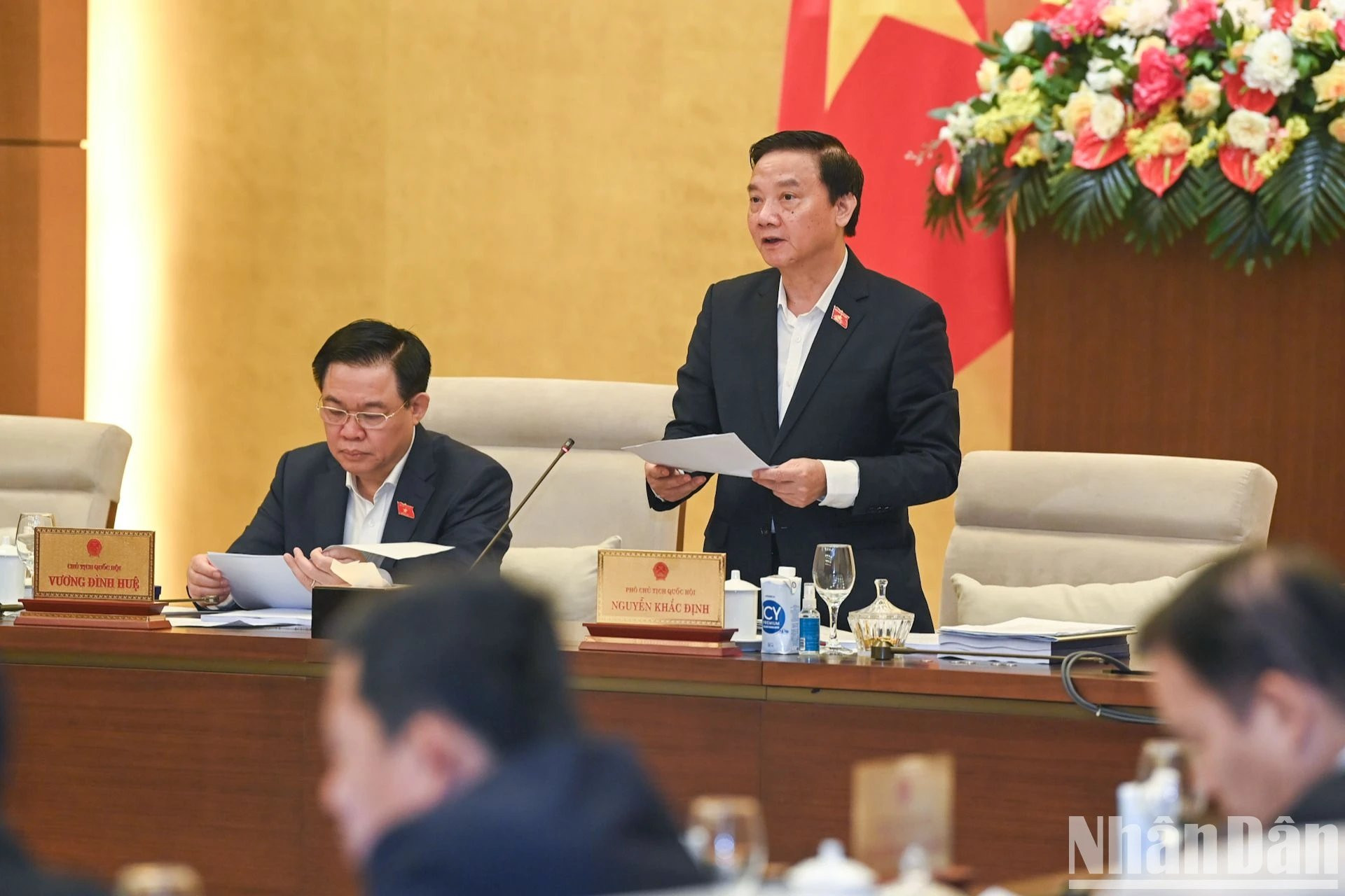 El vicepresidente de la Asamblea Nacional, Nguyen Khac Dinh, habla sobre el proyecto de Ley de Archivos (modificado). El vicepresidente de la Asamblea Nacional, Nguyen Khac Dinh, habla sobre el proyecto de Ley de Archivos (modificado).