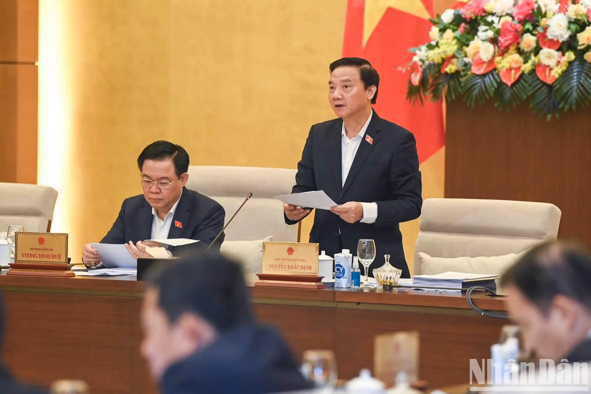 El vicepresidente de la Asamblea Nacional, Nguyen Khac Dinh, habla sobre el proyecto de Ley de Archivos (modificado).