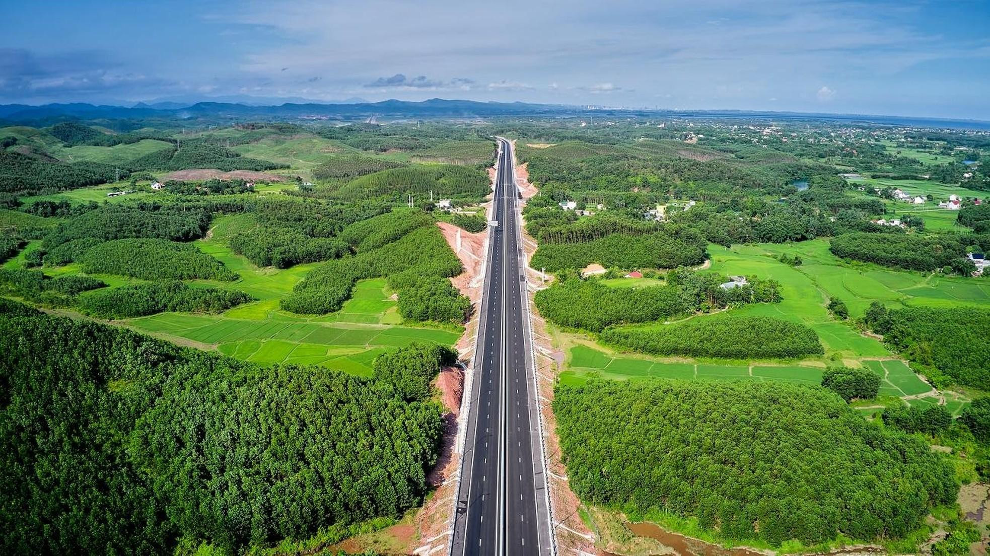 Con una longitud de más de 80 kilómetros, la obra se divide en dos proyectos independientes: la ruta Van Don - Tien Yen que cubre una distancia de 16 km y la ruta Tien Yen - Mong Cai, de 64 kilómetros. Con una longitud de más de 80 kilómetros, la obra se divide en dos proyectos independientes: la ruta Van Don - Tien Yen que cubre una distancia de 16 km y la ruta Tien Yen - Mong Cai, de 64 kilómetros.