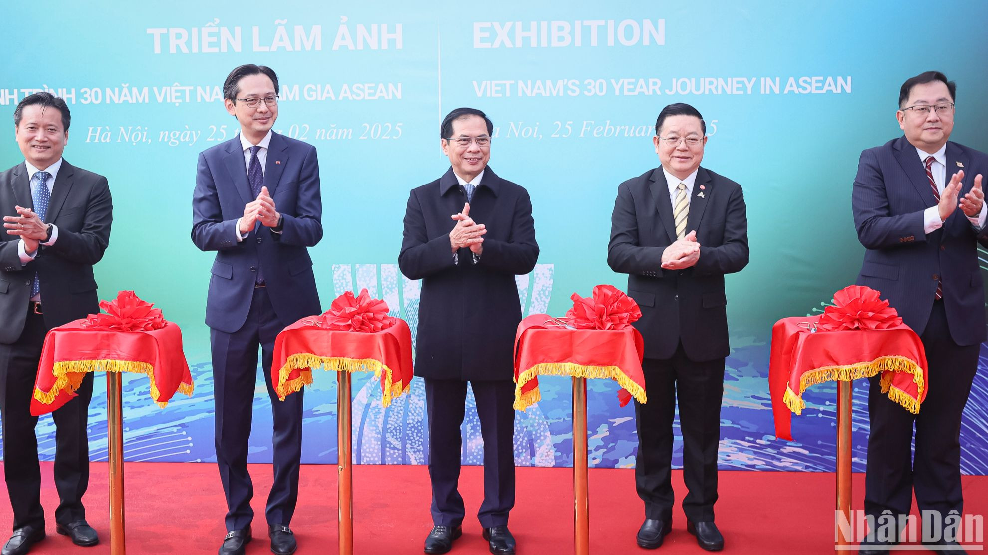 [Foto] Inauguran exposición sobre 30 años de Vietnam como miembro de la Asean