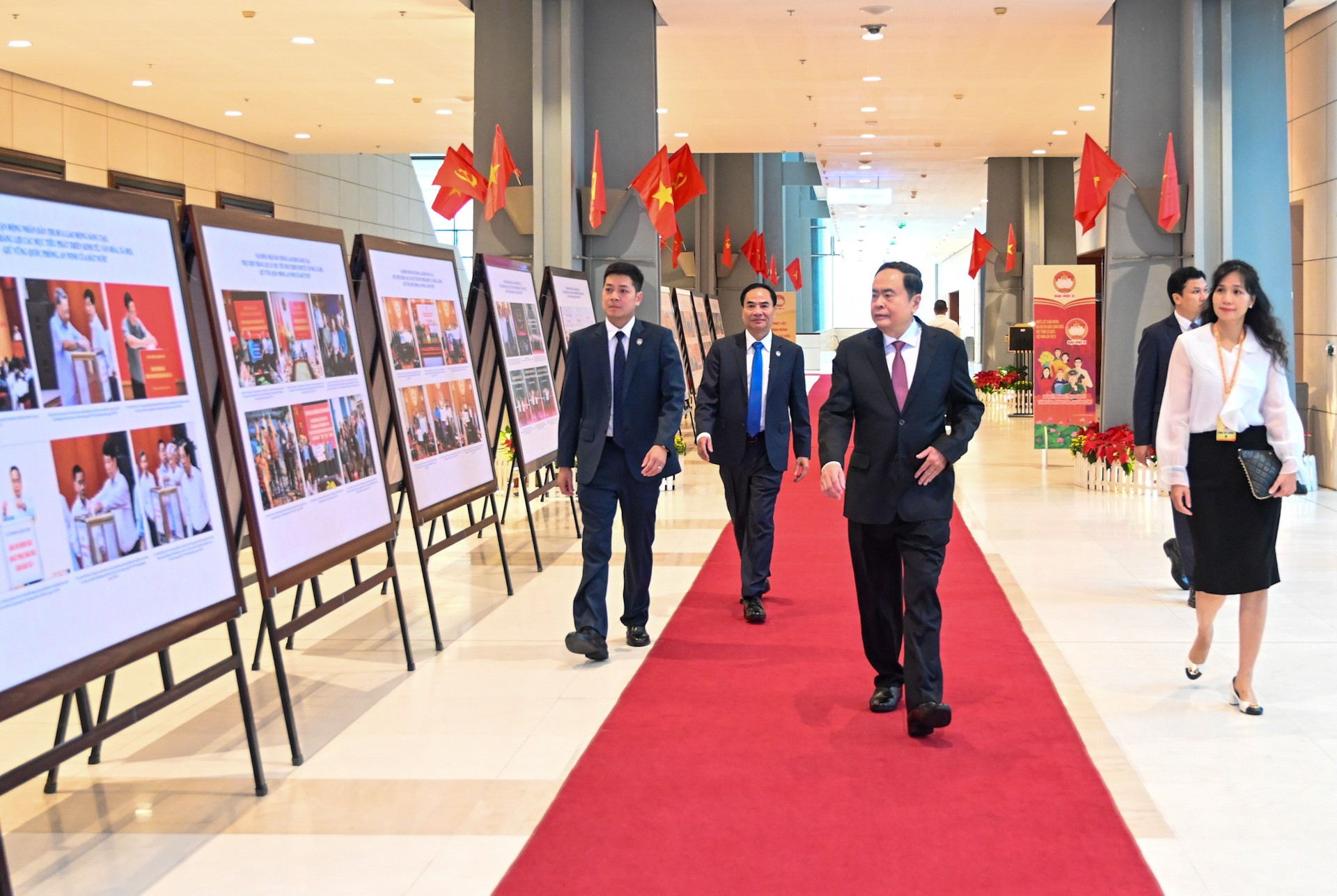 El presidente de la Asamblea Nacional, Tran Thanh Man, asiste al acto.