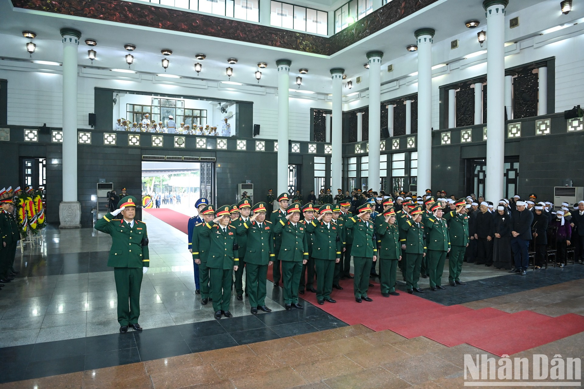 Dirigentes y exdirigentes de la Comisión Militar Central y del Ministerio de Defensa Nacional rinden homenaje al general Nguyen Quyet.